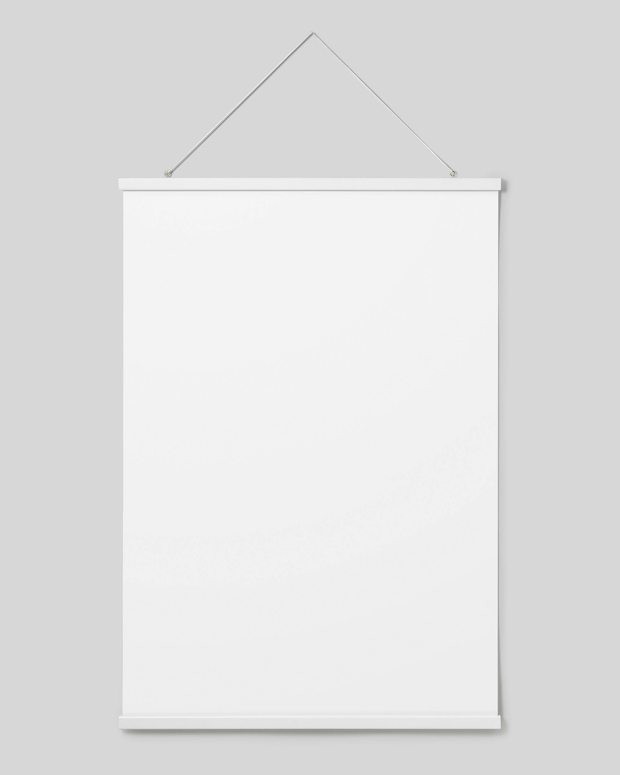 En plakat i en hvit ramme, med en hvit snor som holder den på en lysegrå vegg.