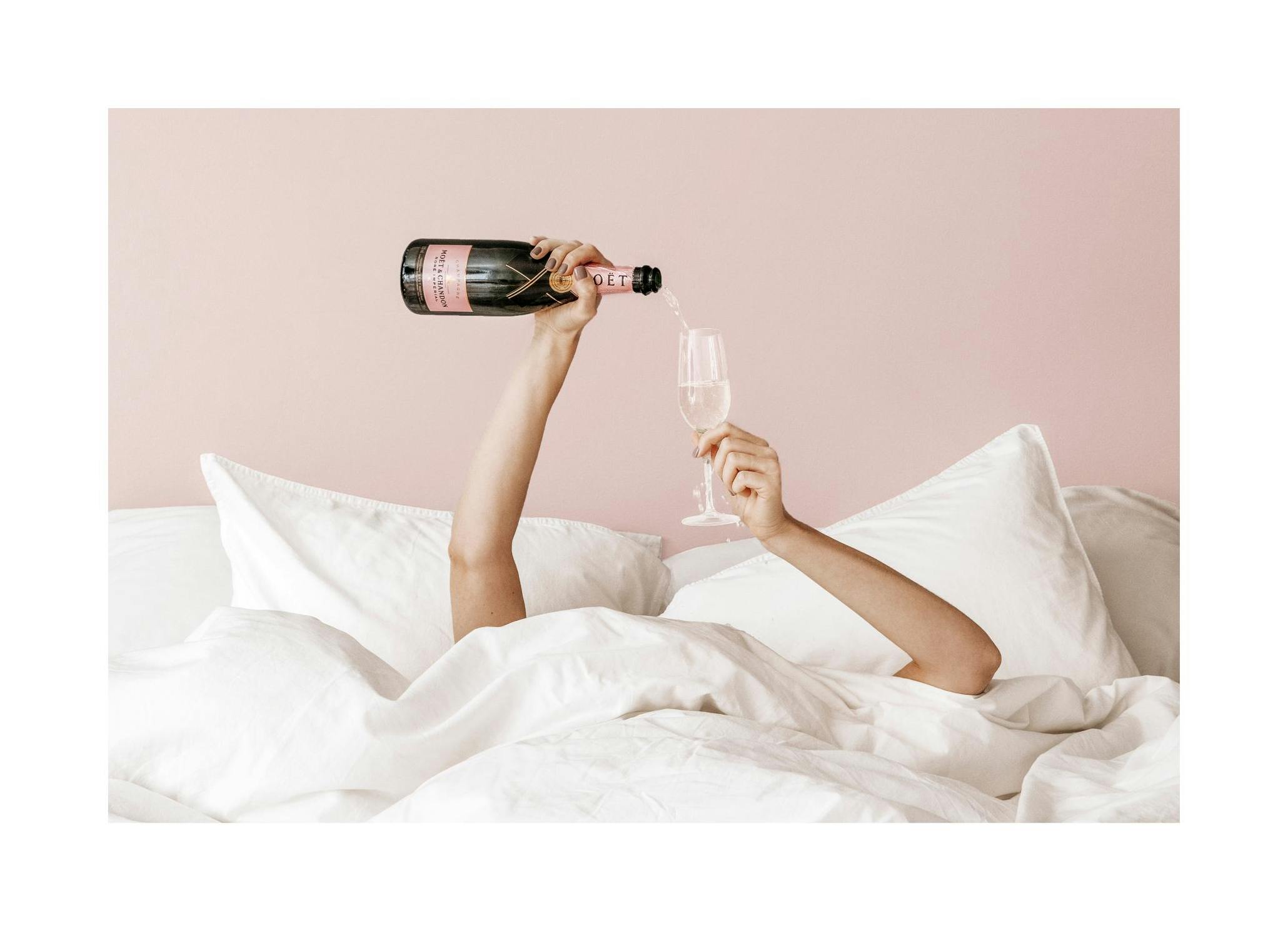Champagne au Lit (50x70 cm) - Poster Store