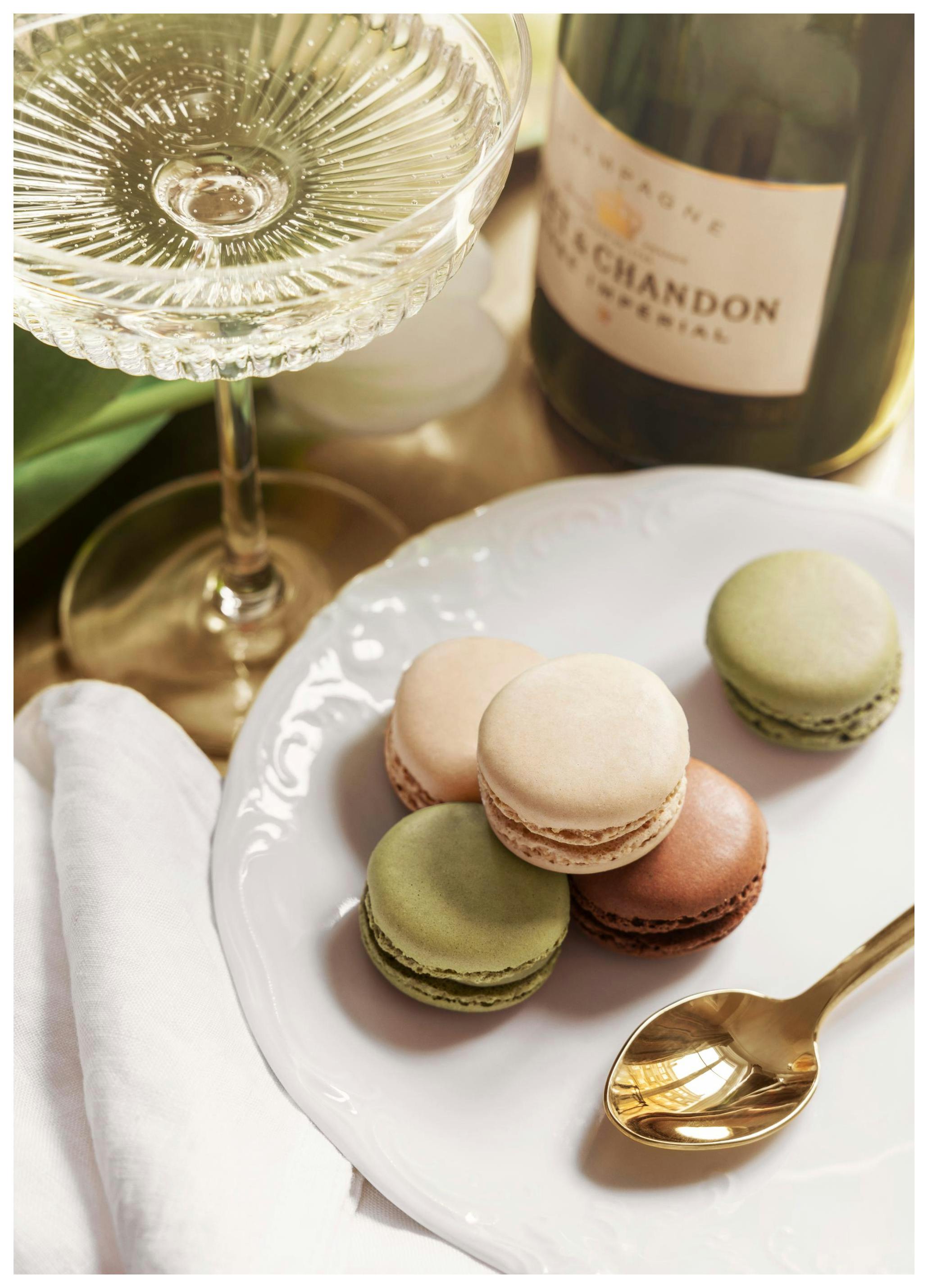Vin et Macarons Poster (50x70 cm) - Poster Store