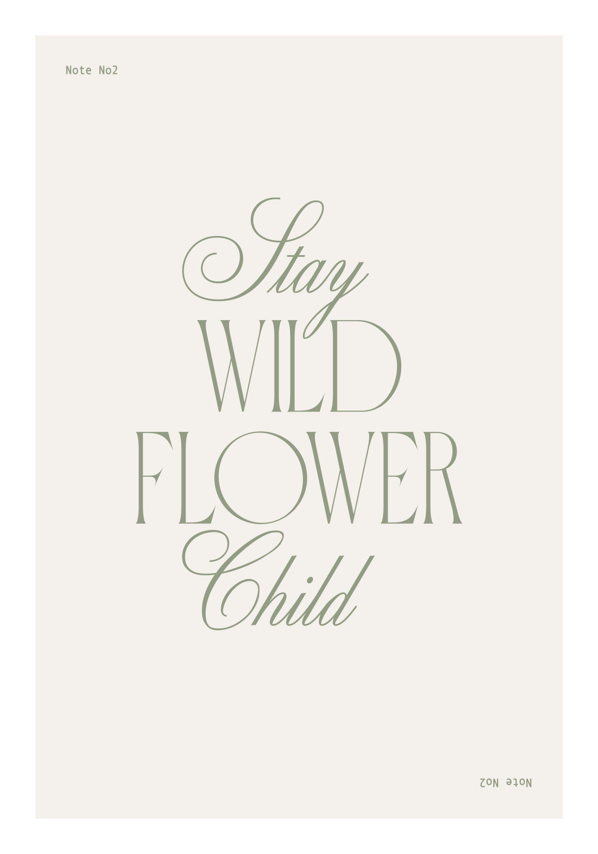 Poster mit dem Zitat Stay Wild Flower Child in kursiver und serifer Schrift auf hellem Hintergrund.