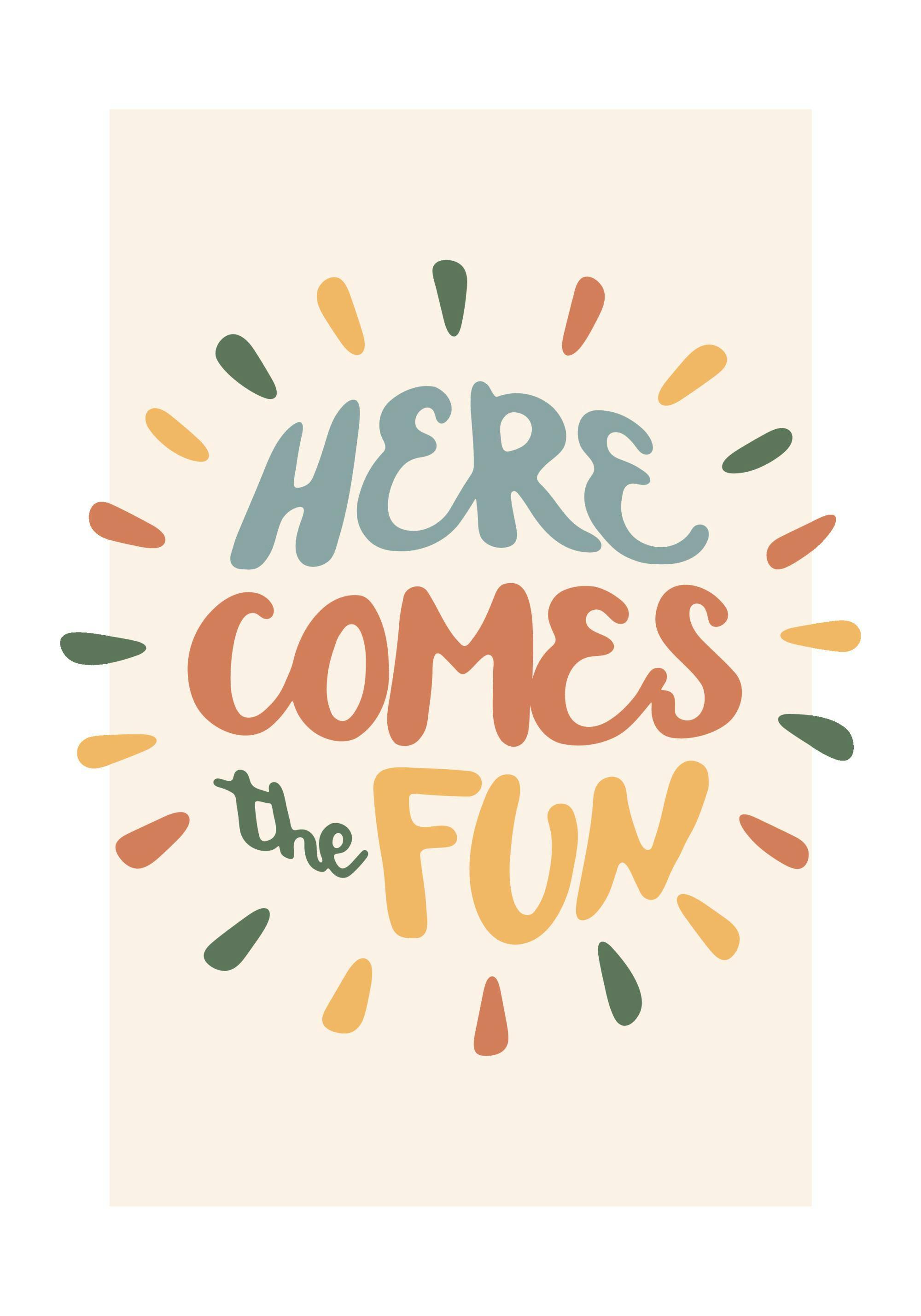 Plakat med teksten HERE COMES the FUN i lekne, fargerike bokstaver, omgitt av spredte, dråpeformede elementer.