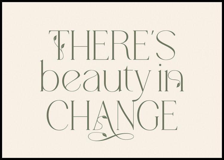 Plakát s nápisem Theres Beauty in Change v zelené barvě na béžovém pozadí s dekorativními listy a ornamenty.
