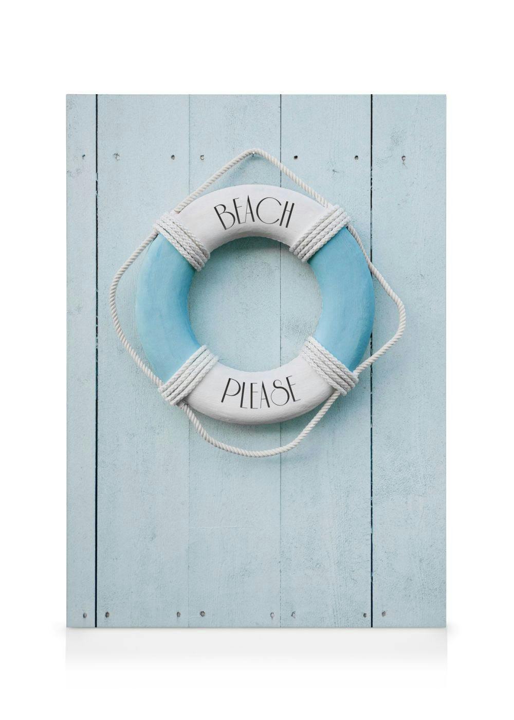 Leinwandbild mit einem weißen und hellblauen Rettungsring, beschriftet mit BEACH PLEASE, auf hellblauen Holzbrettern.