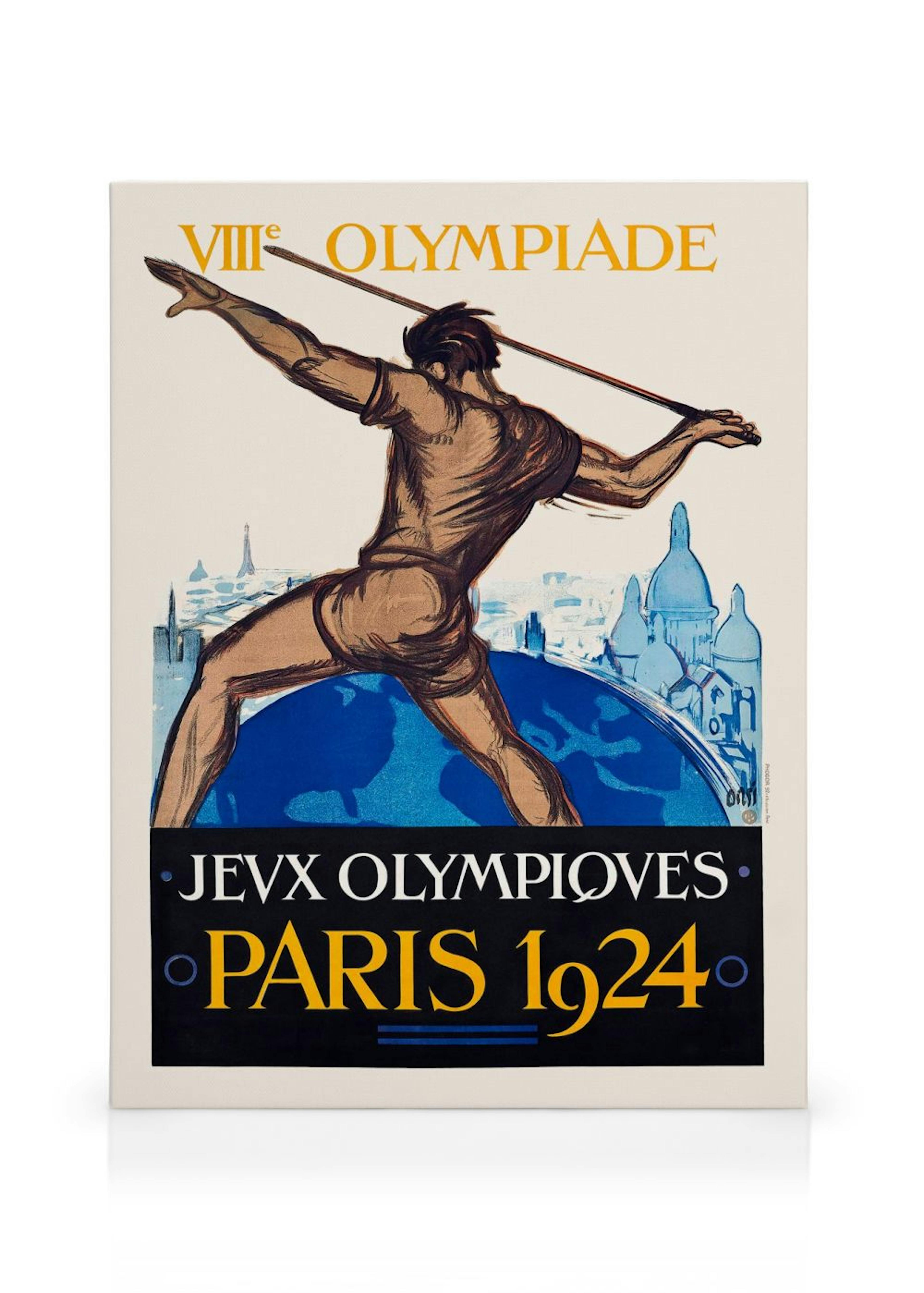Lerretsbilde av en plakat fra Paris-OL 1924 med en spydkaster, henger i et lyst rom med et bambusskap og en stol.