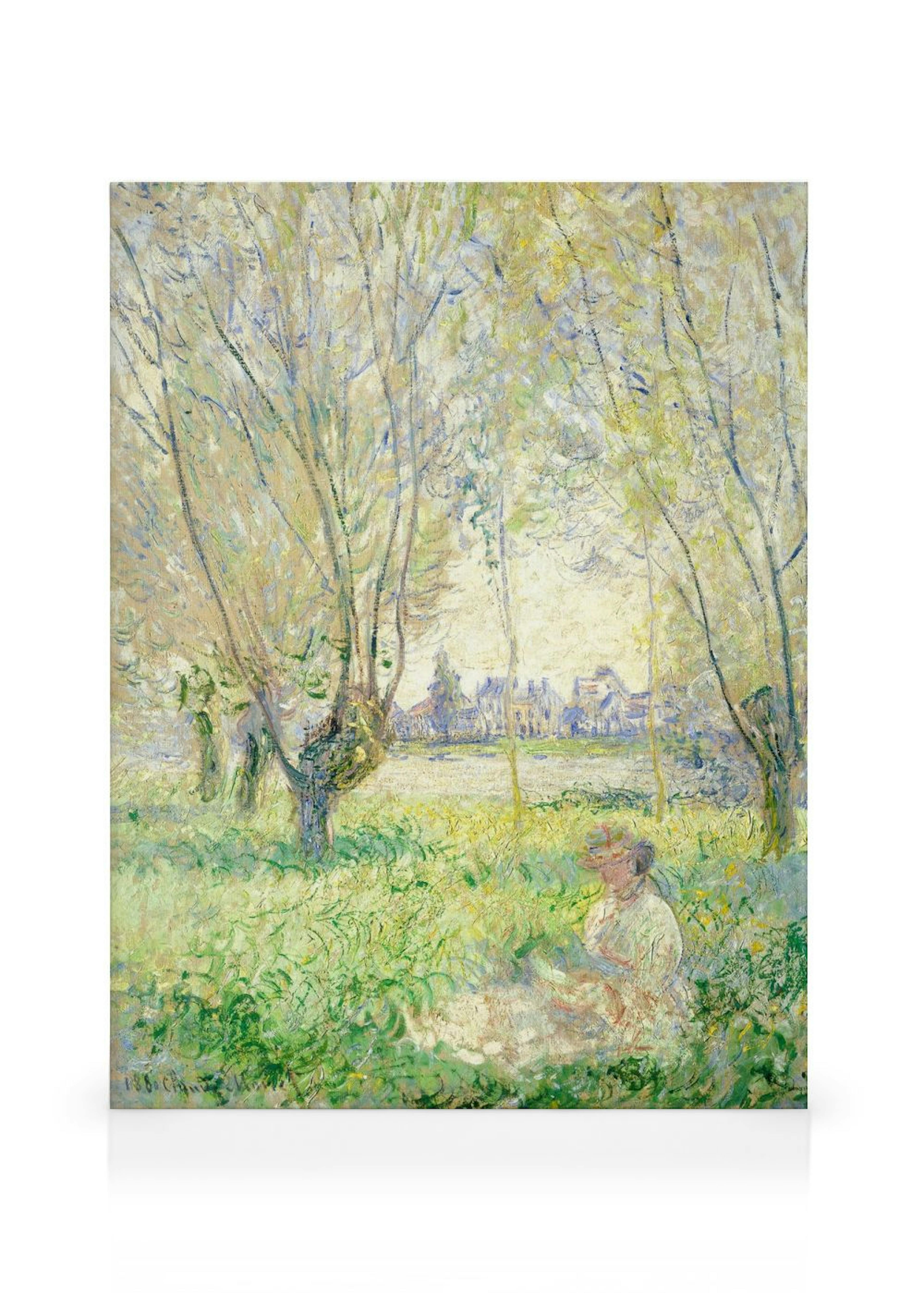 Monet-kanvaasi, jossa nainen istuu vihreällä niityllä puiden varjossa. Taustalla näkyy kylä ja joki.