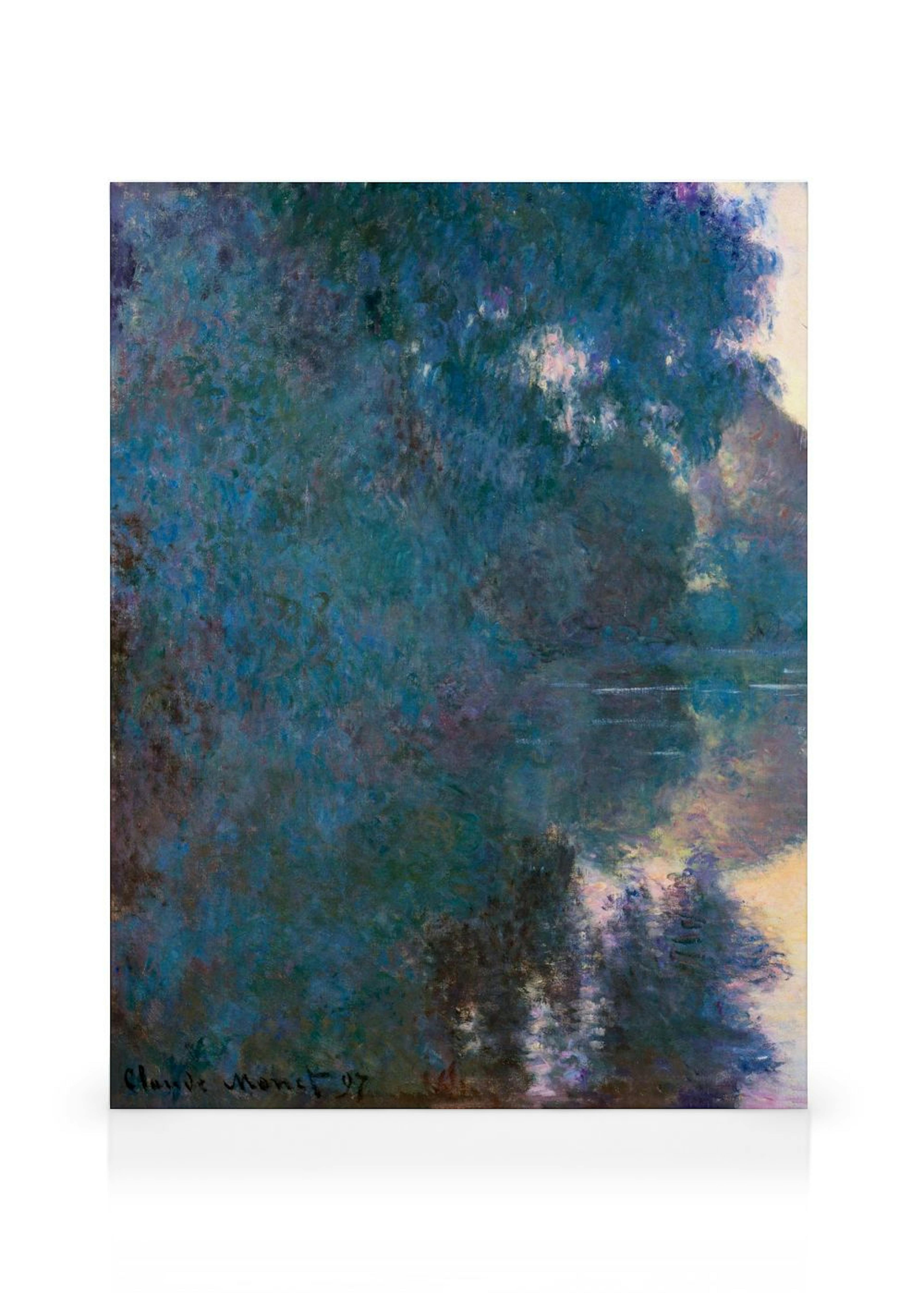 Monet-kanvaasi, jossa sinivihreä maalaus veden heijastuksista ja kasvillisuudesta valkoisella taustalla.