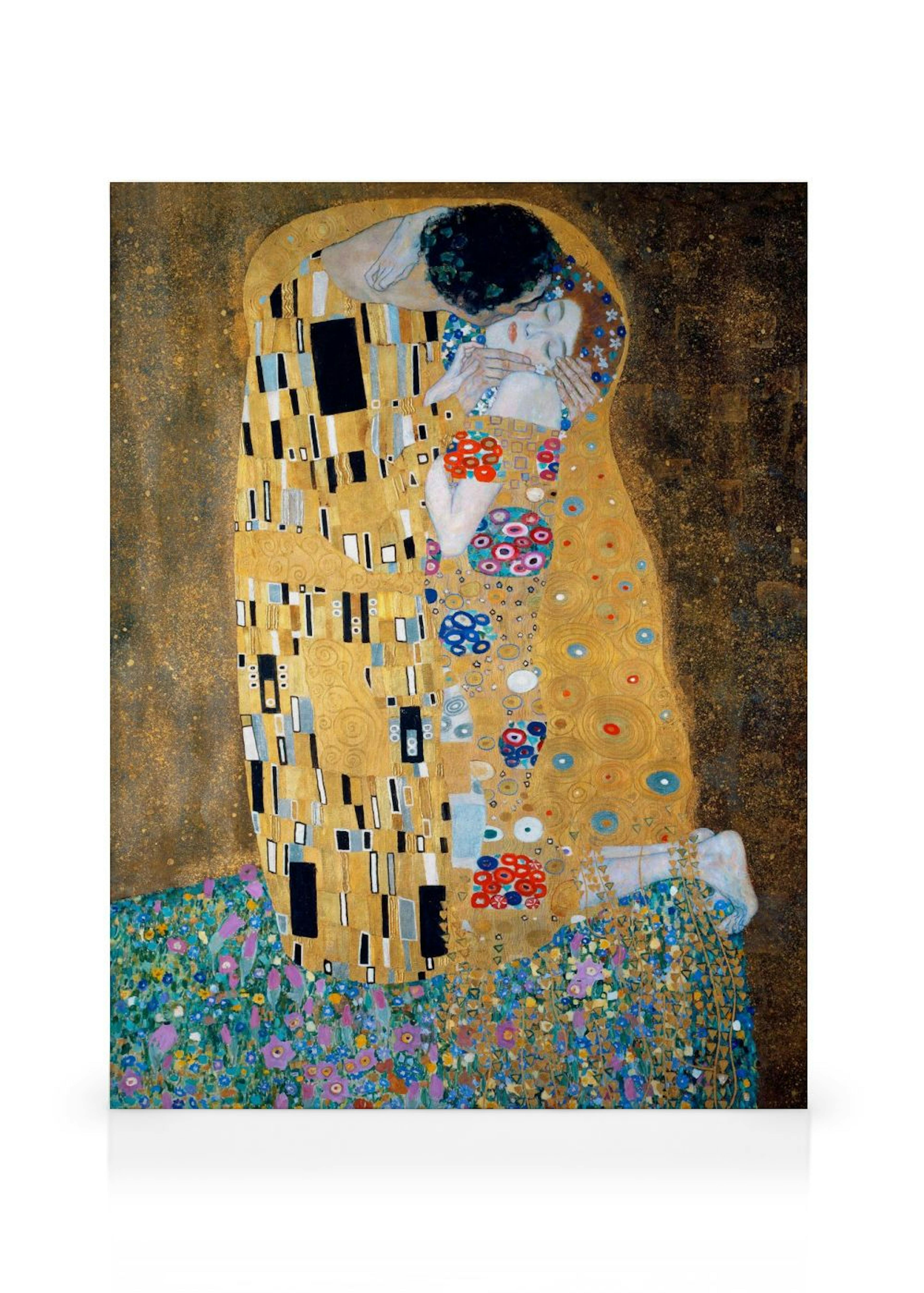 Kultasävyinen kanvaasi Gustav Klimtin Suudelmasta, jossa rakastavaiset seisovat kukkakedolla.