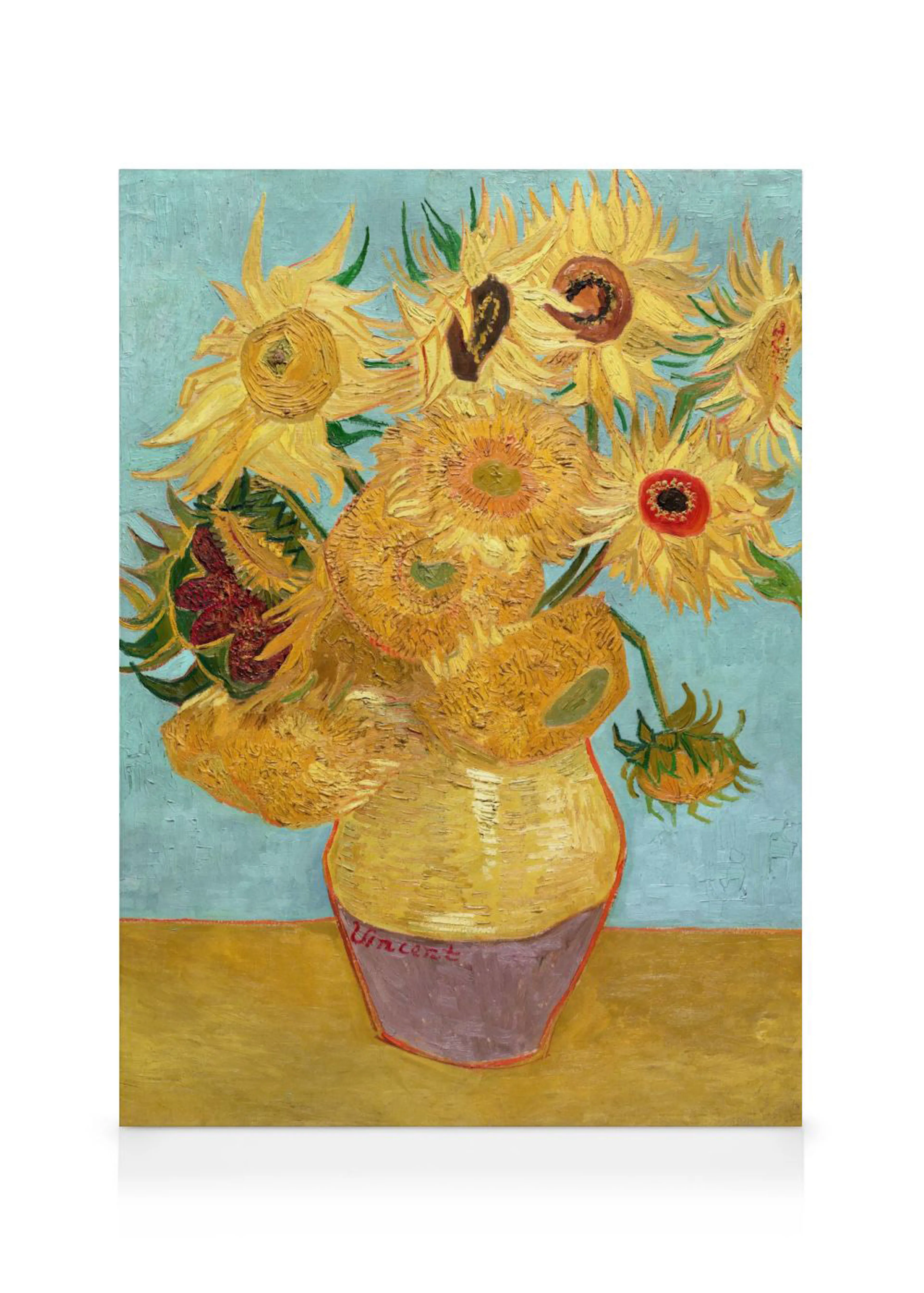 Leinwandbild von Van Goghs Sonnenblumen in gelber Vase auf gelbem Tisch vor hellblauem Hintergrund.