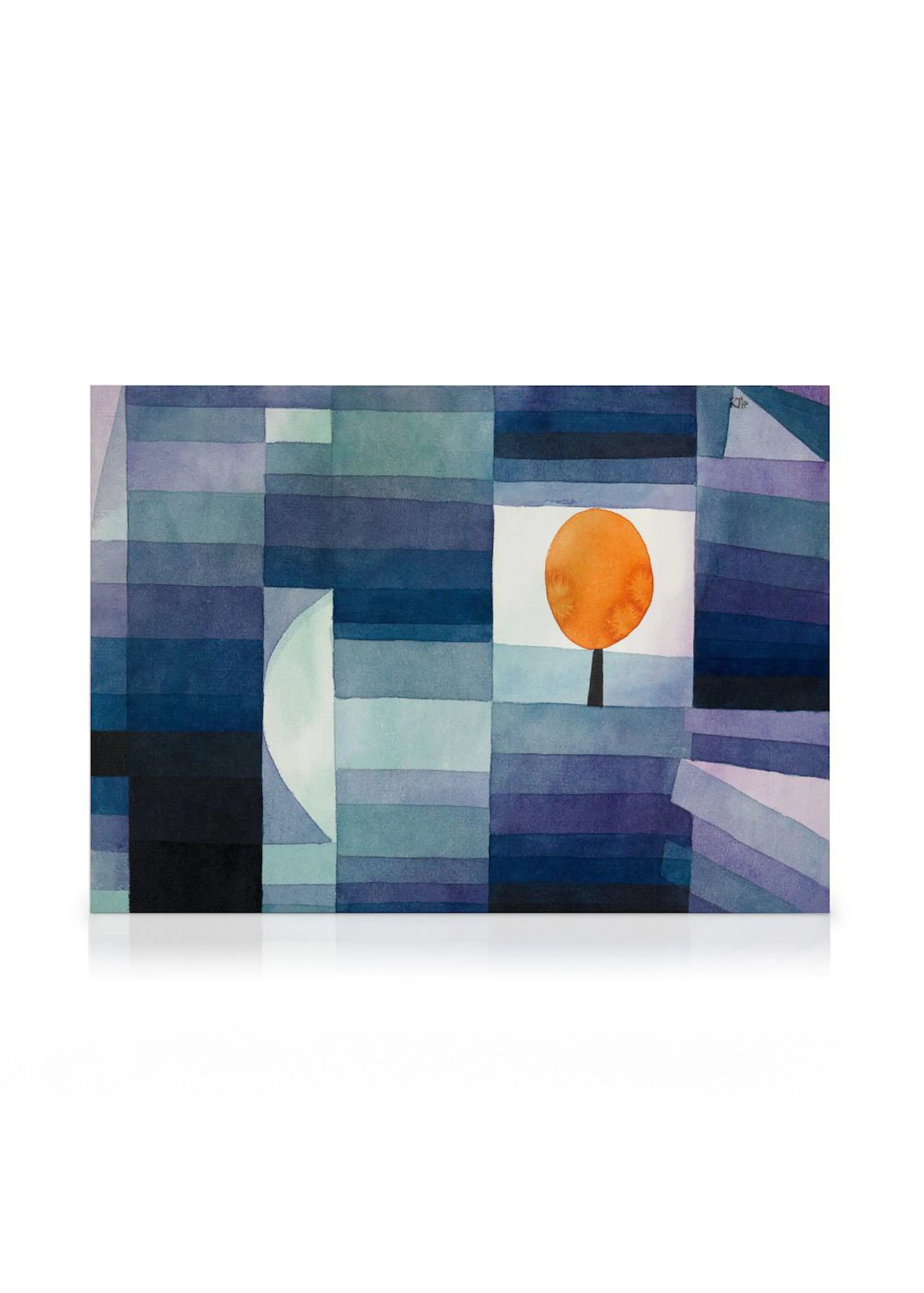 Lærred med abstrakt kunst i nuancer af blå og lilla med rektangulære former, en orange cirkel og en hvid halvcirkel.
