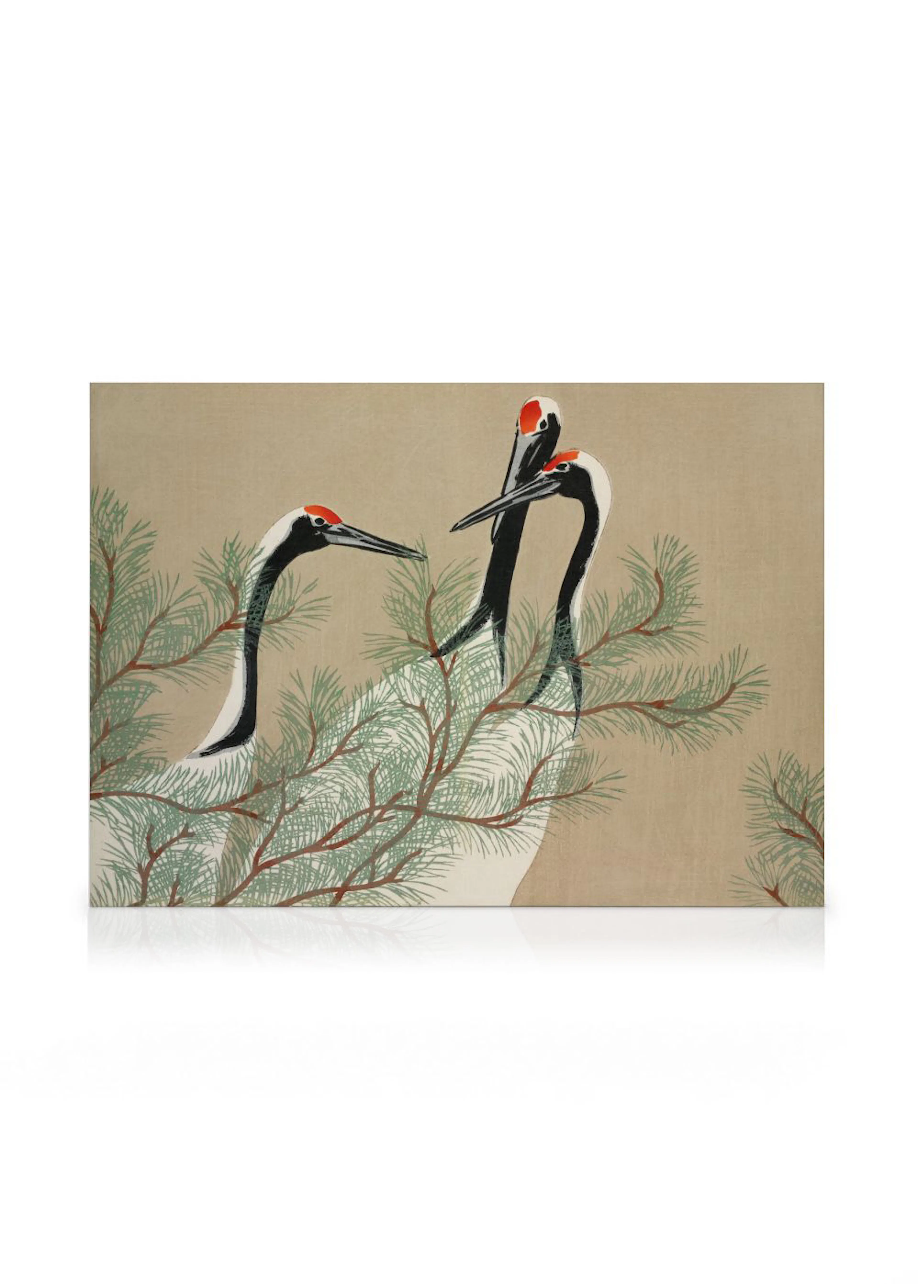 Toile de trois grues japonaises blanches et noires avec des têtes rouges, parmi des branches de pin.