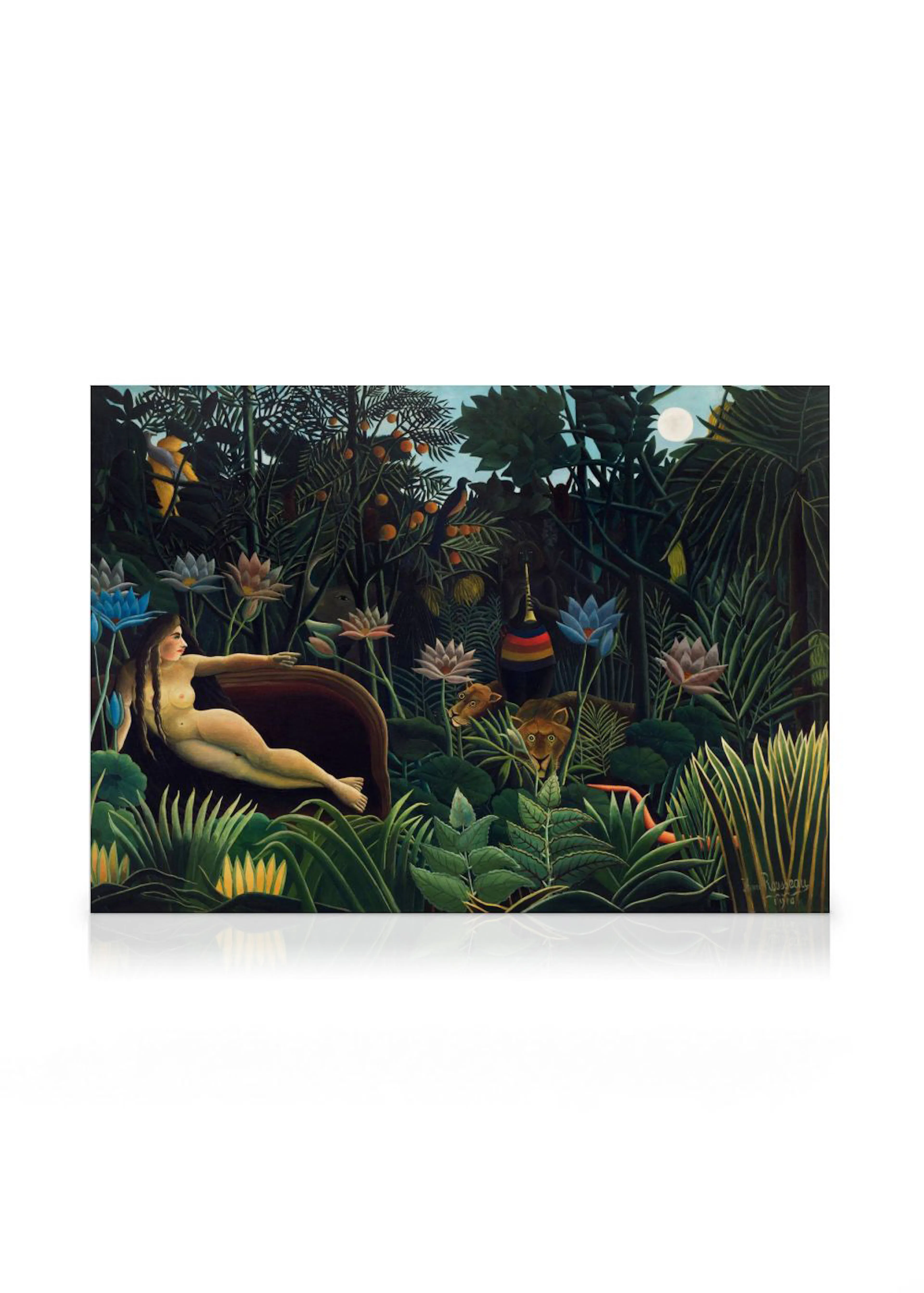 Lerretsbilde av en naken kvinne liggende i en frodig jungel med blomster, løve, aper og en måne i bakgrunnen.