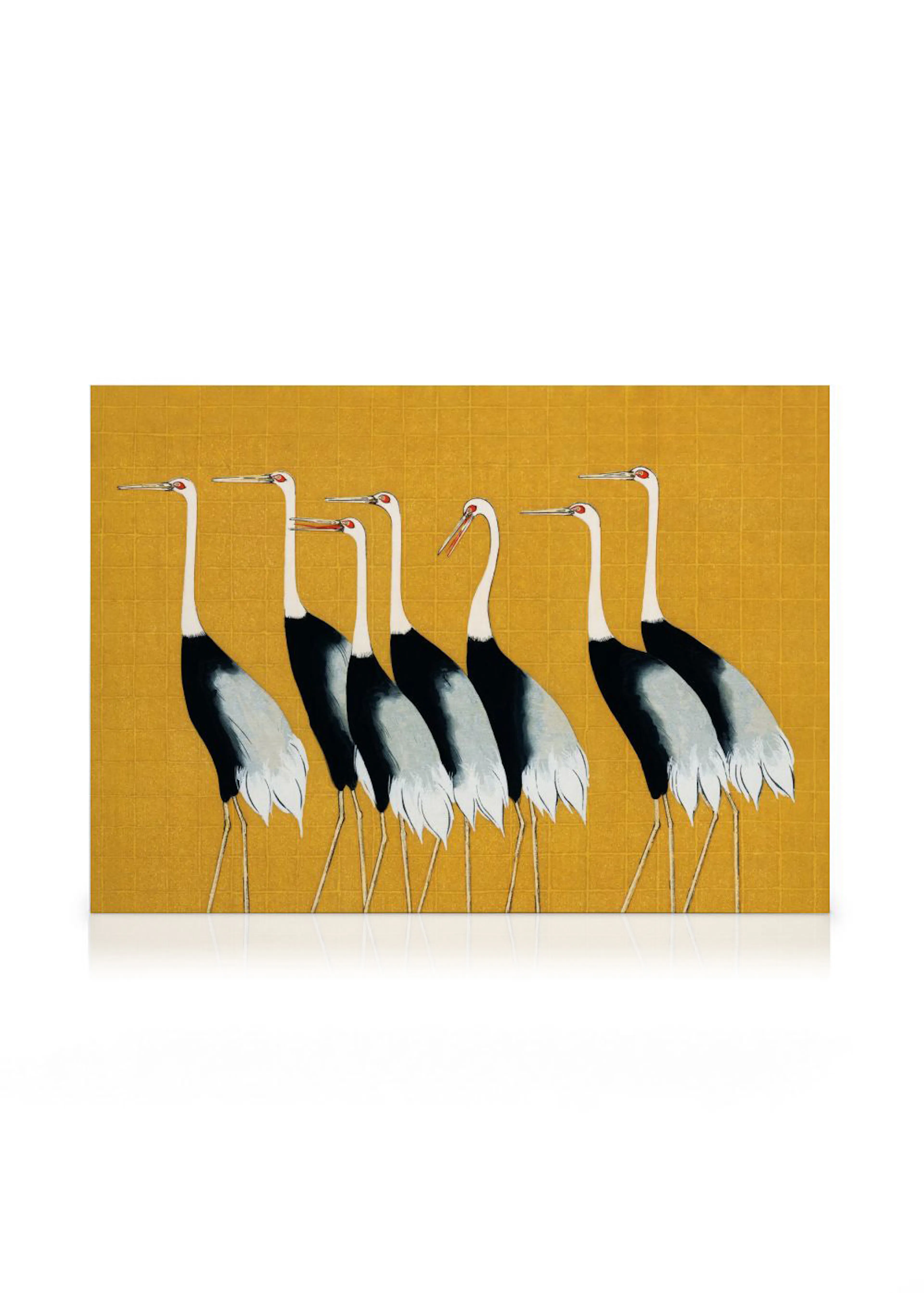 Toile représentant une rangée de sept grues blanches et noires sur un fond texturé jaune moutarde.