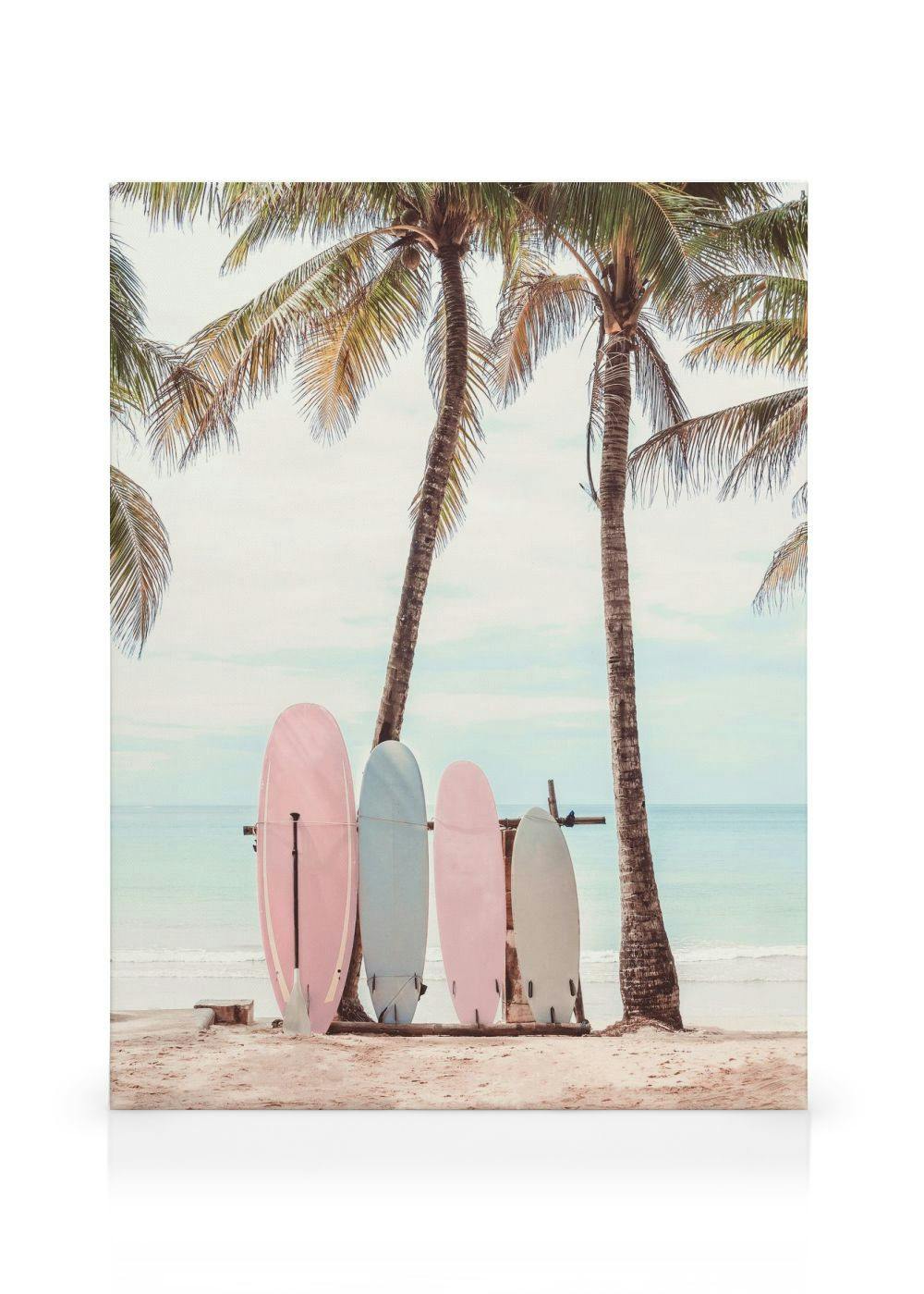 En canvastavla med fyra pastellfärgade surfbrädor på en sandstrand med palmträd och ett turkost hav i bakgrunden.