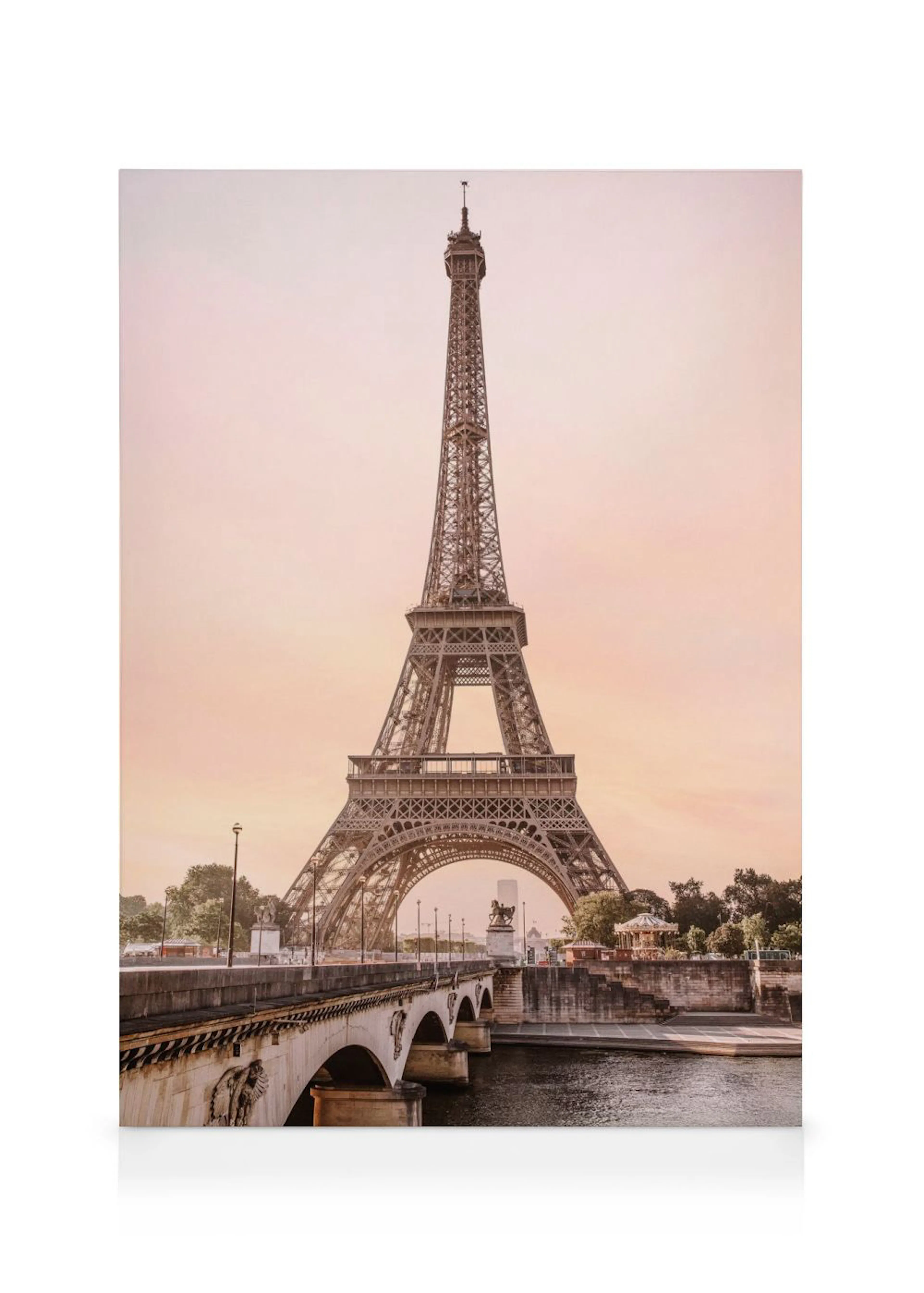 Toile de la Tour Eiffel et dun pont sur la Seine au coucher du soleil, tons doux et clairs.