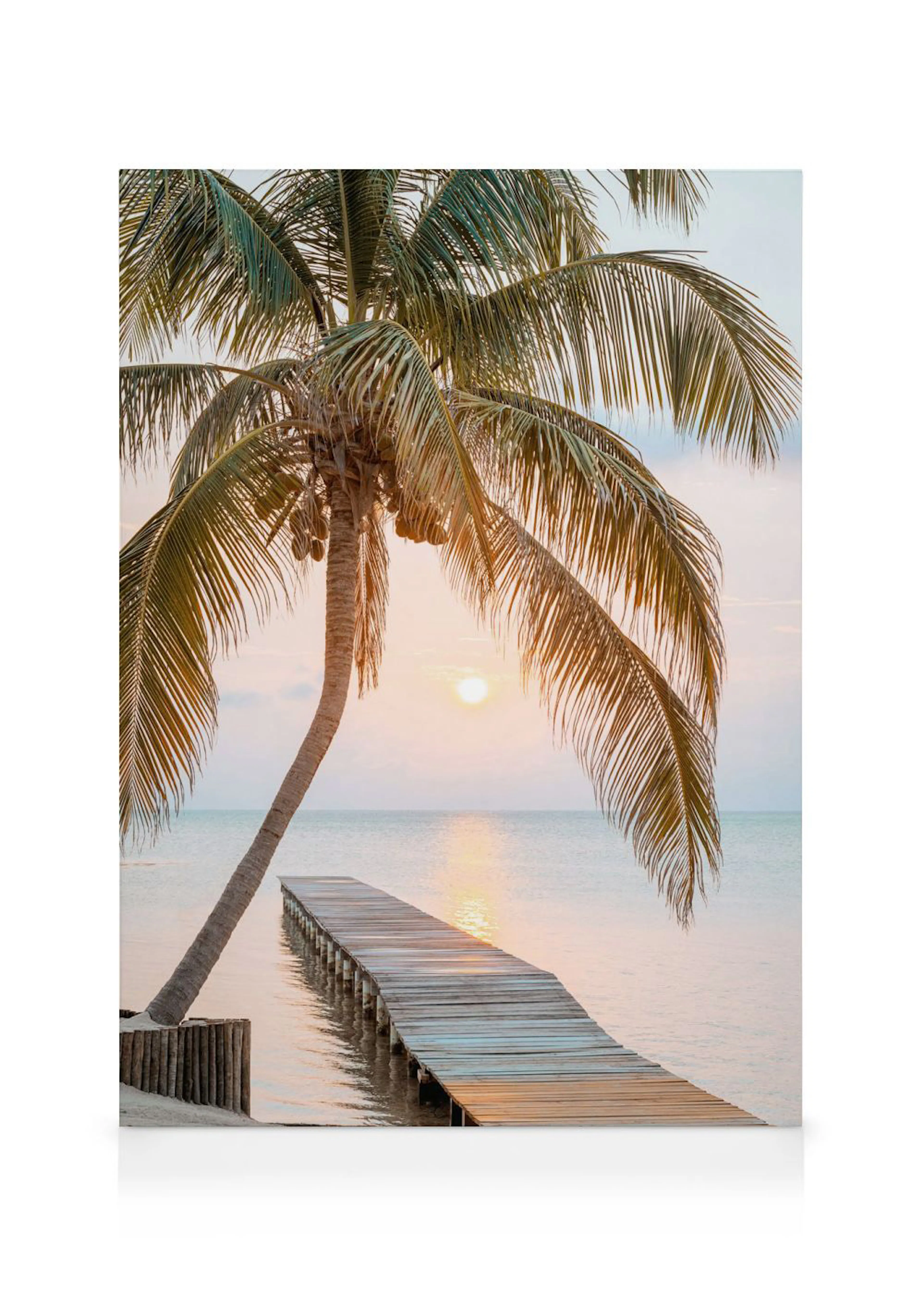 Toile dun coucher de soleil tropical avec un palmier et une jetée en bois sur la mer calme.