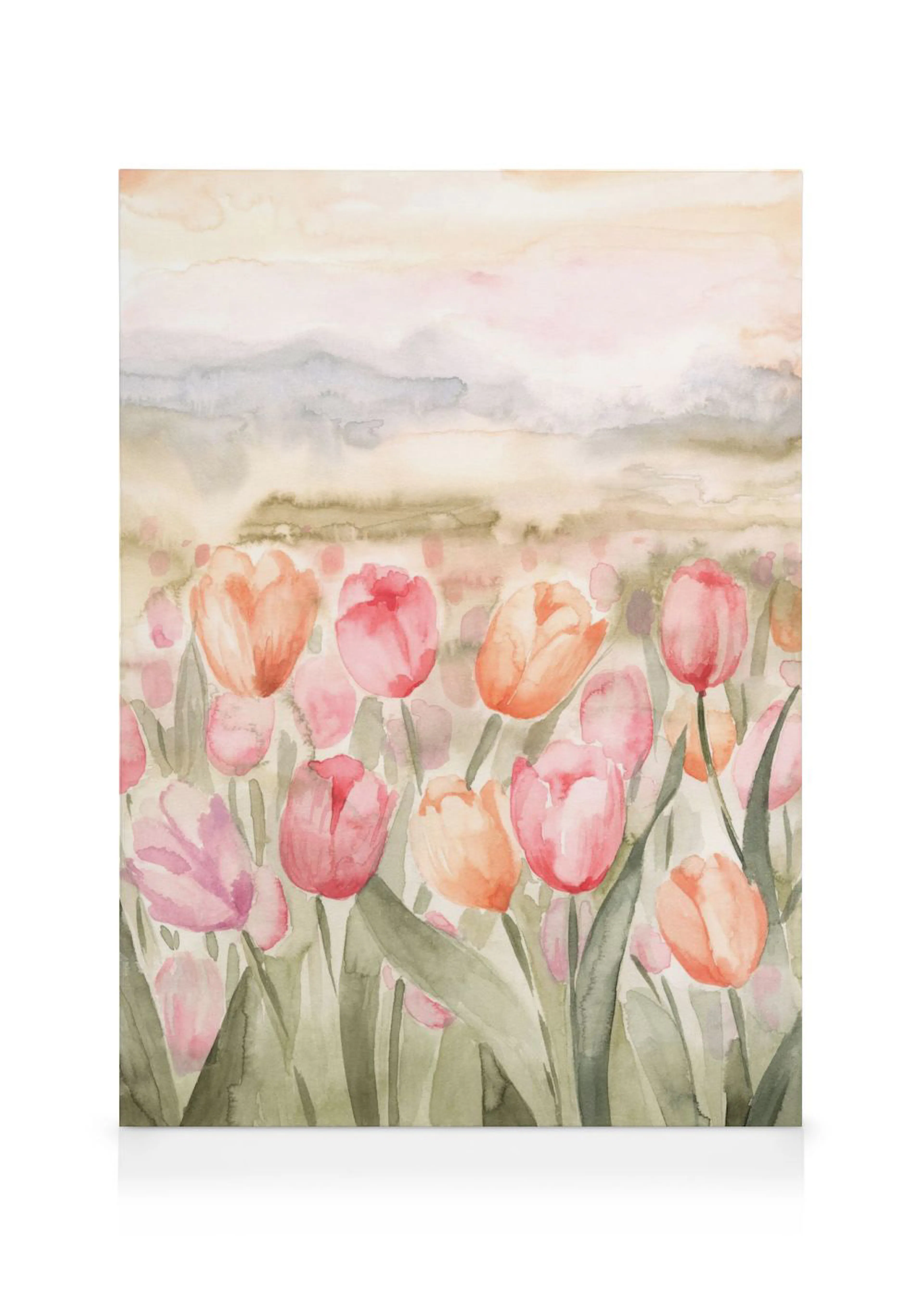 Lienzo de acuarela con campo de tulipanes rosas y naranjas en flor, bajo un cielo pastel.