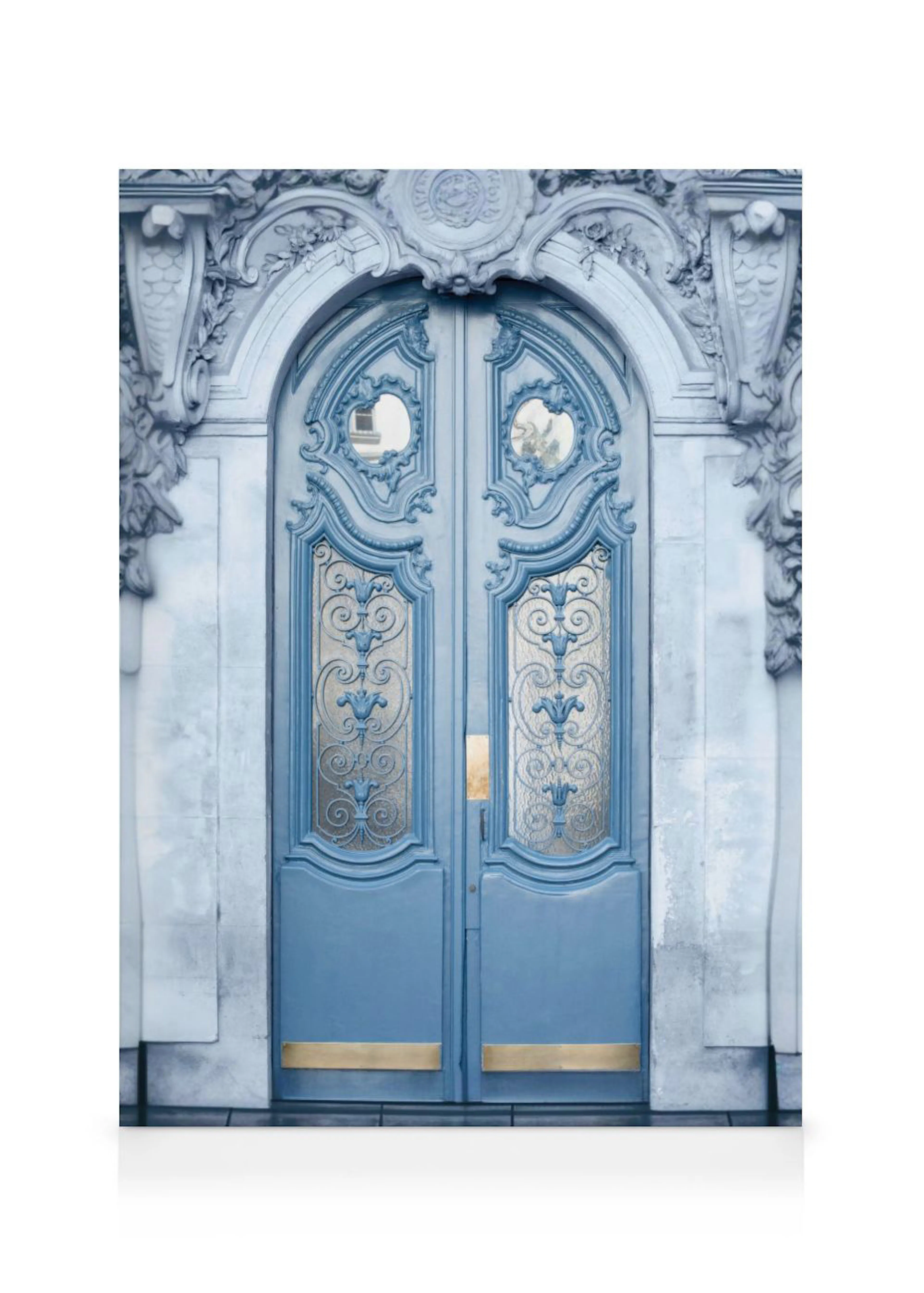 Leinwandbild einer verzierten blauen Holztür mit kunstvollen Schnitzereien und verschnörkeltem Glas.