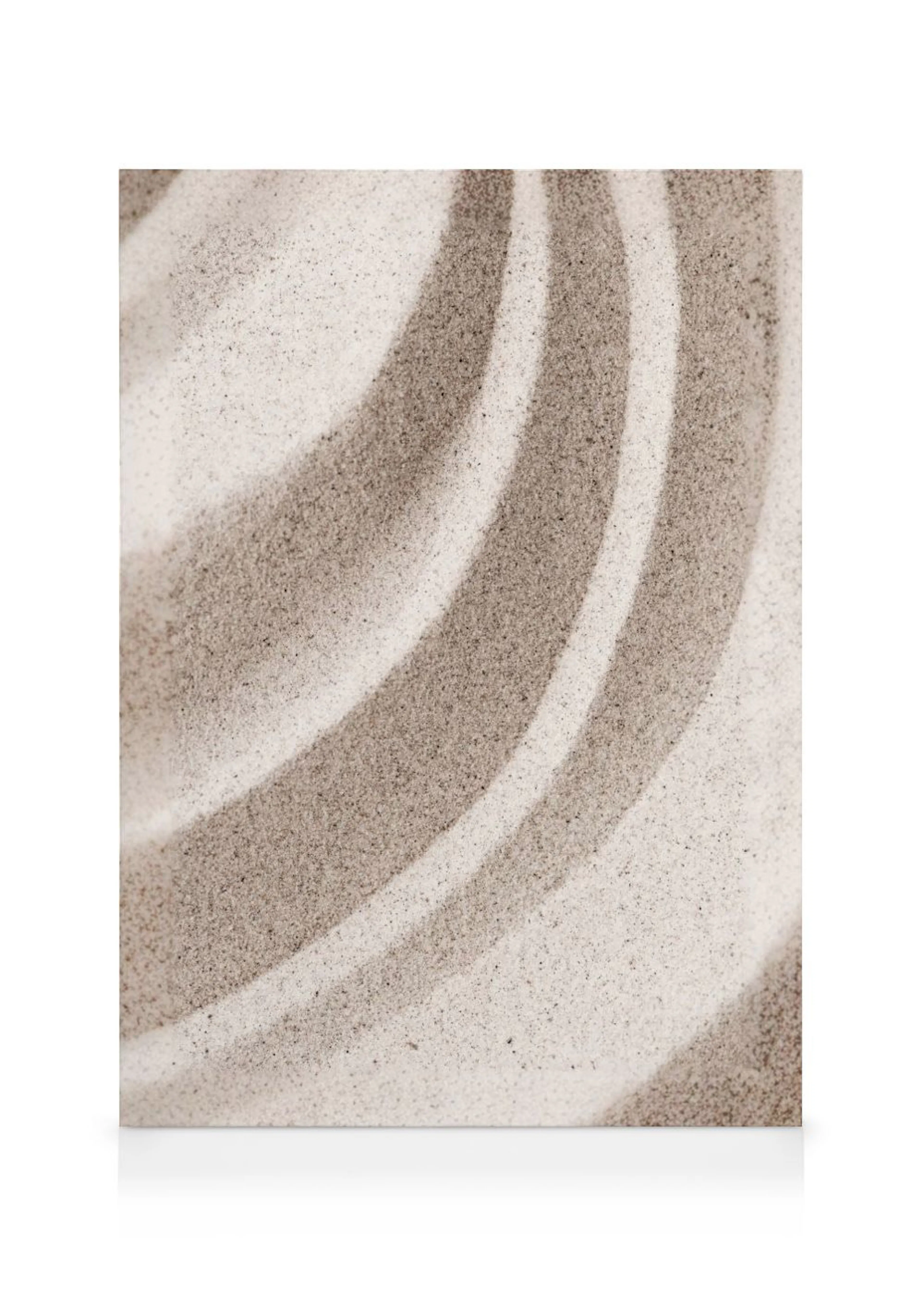 Leinwandbild mit geschwungenen, sandfarbenen Wellen in hellen und dunklen Beigetönen, die an Sanddünen erinnern.