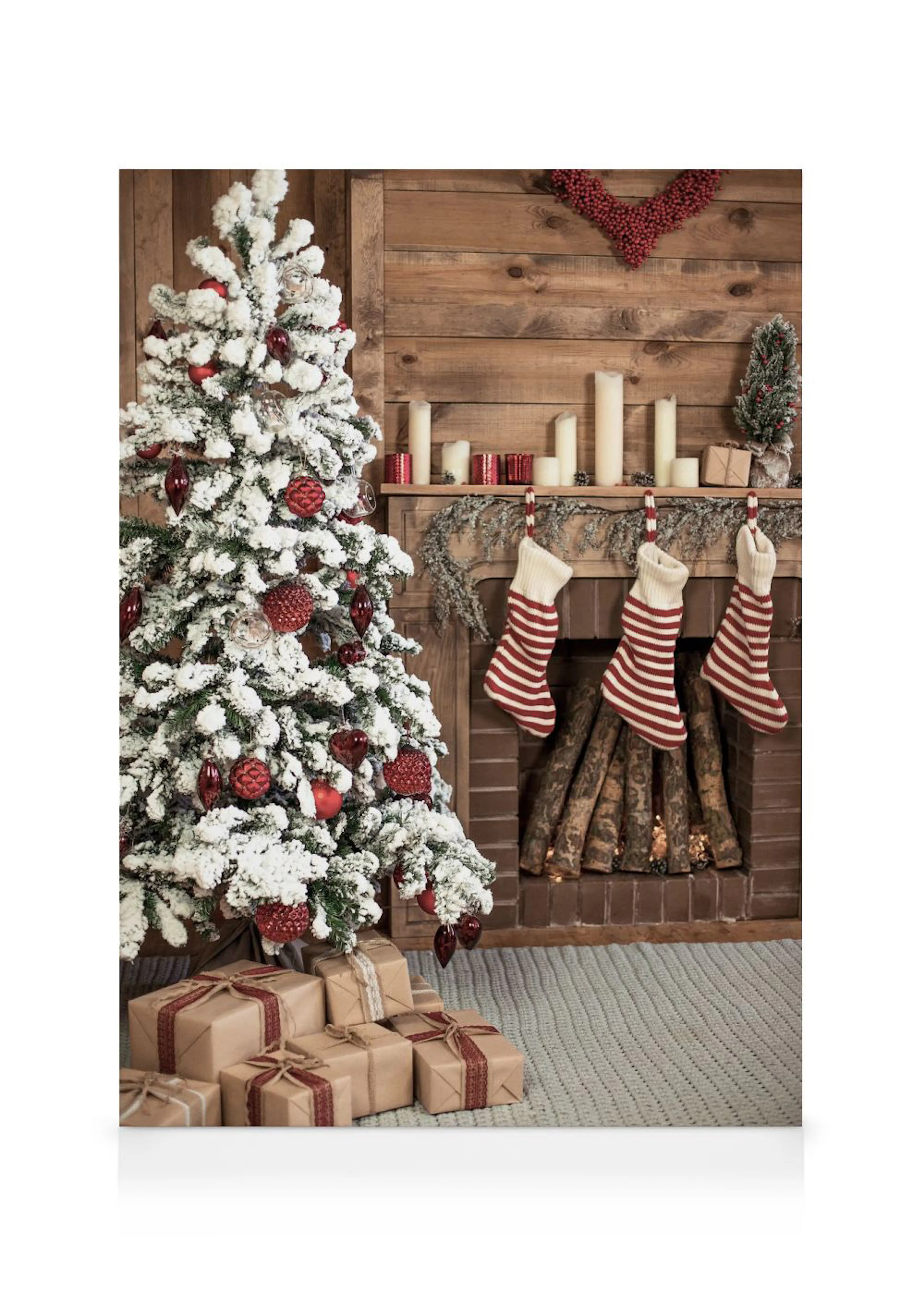 Een canvas met een besneeuwde kerstboom vol rode versieringen, cadeaus en een open haard met kerstsokken.