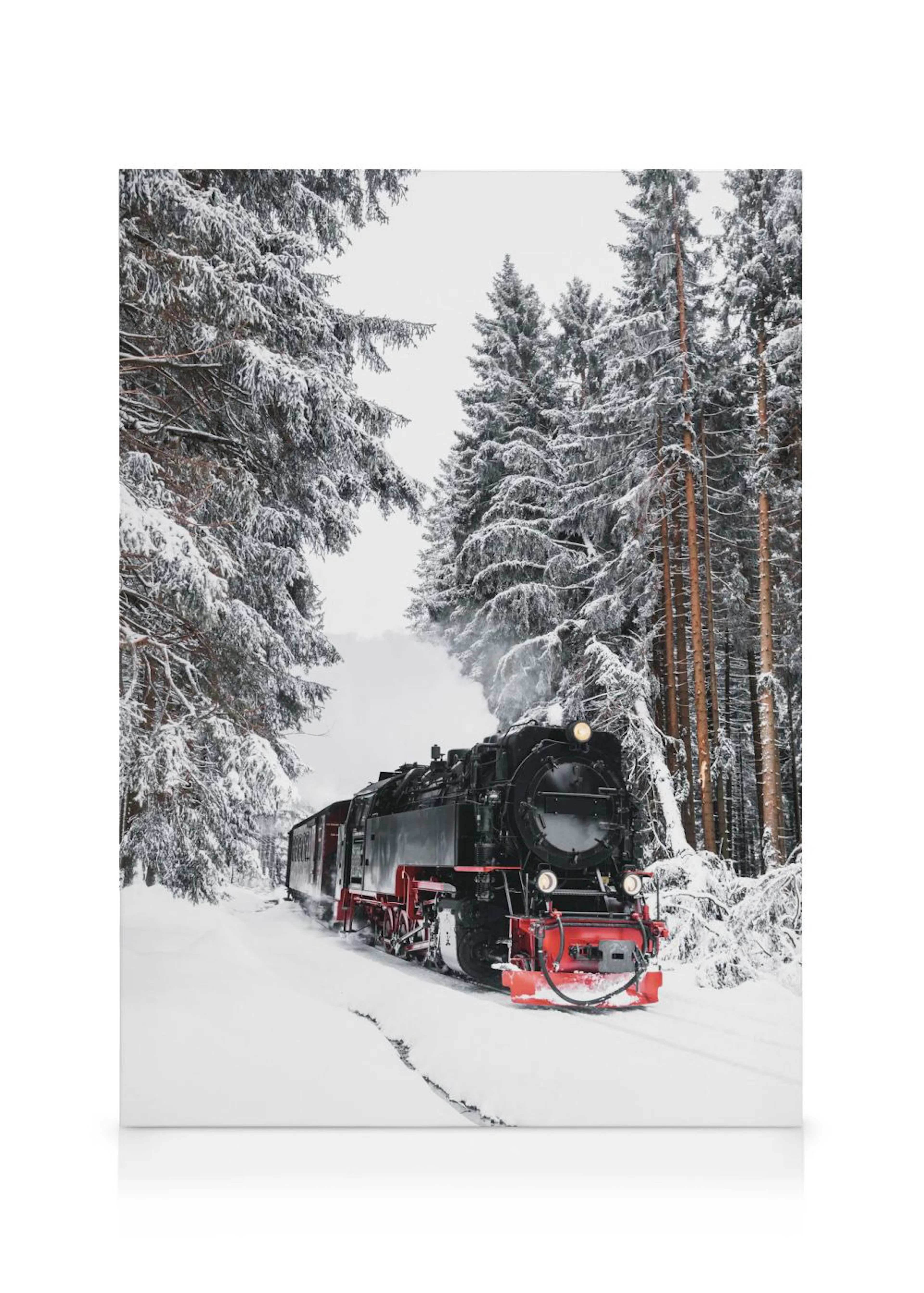 Toile dun train à vapeur noir et rouge traversant une forêt enneigée, avec de la fumée blanche.
