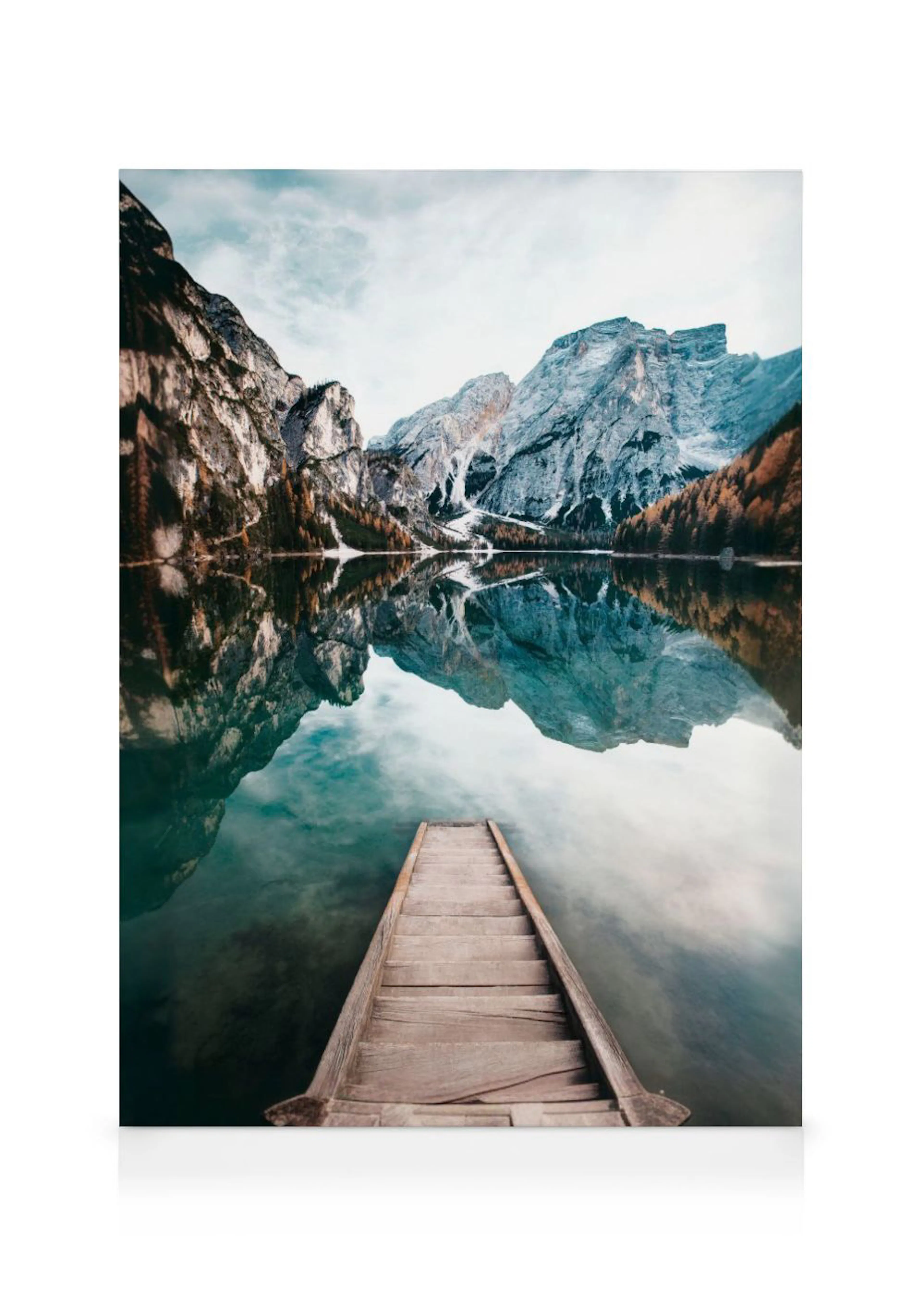 Obraz na plátně s pohledem na jezero Braies s dřevěným molem a horami s podzimními stromy v pozadí.