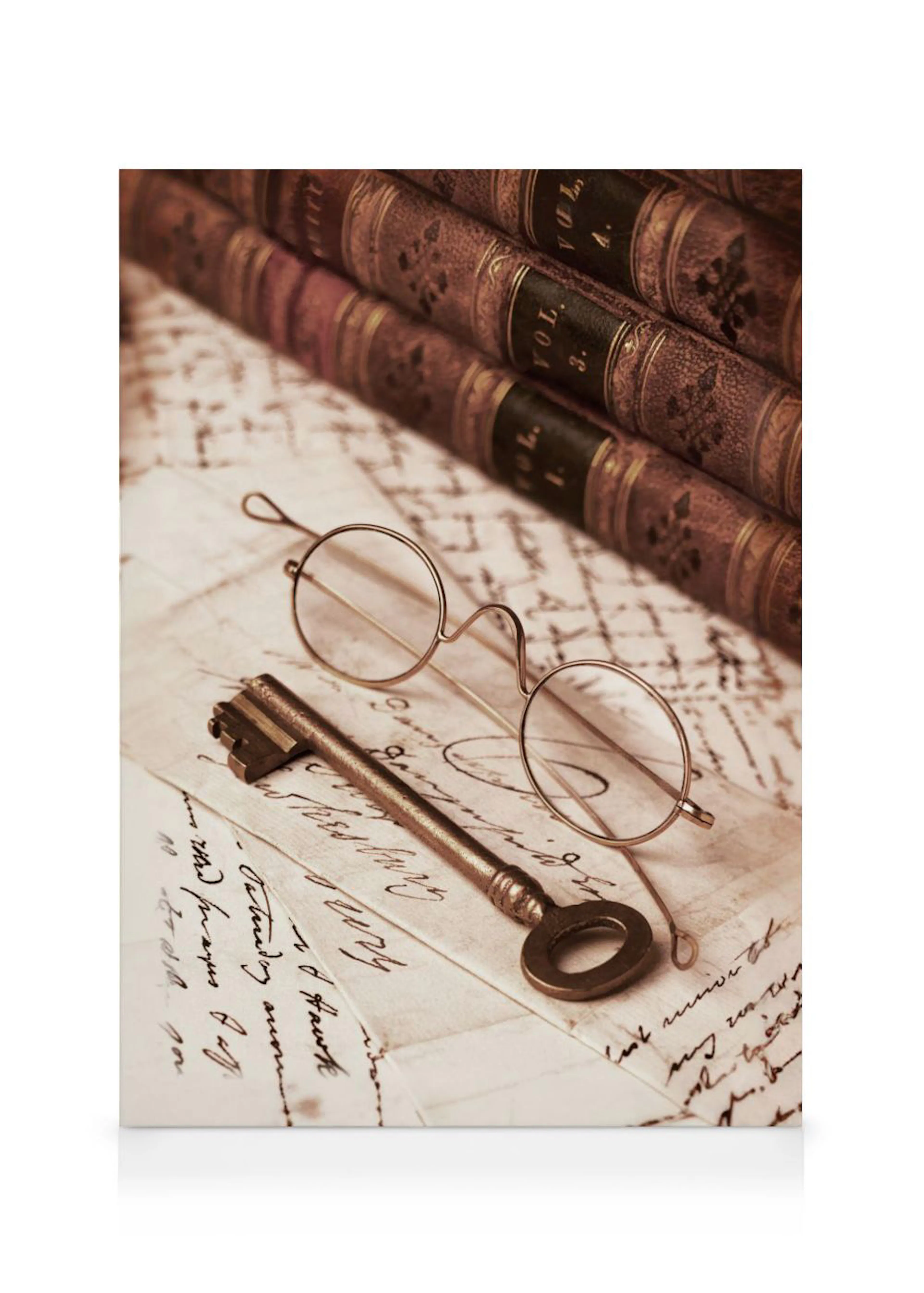 Leinwandbild mit einer alten Brille und einem Schlüssel auf handgeschriebenen Briefen vor historischen Büchern.