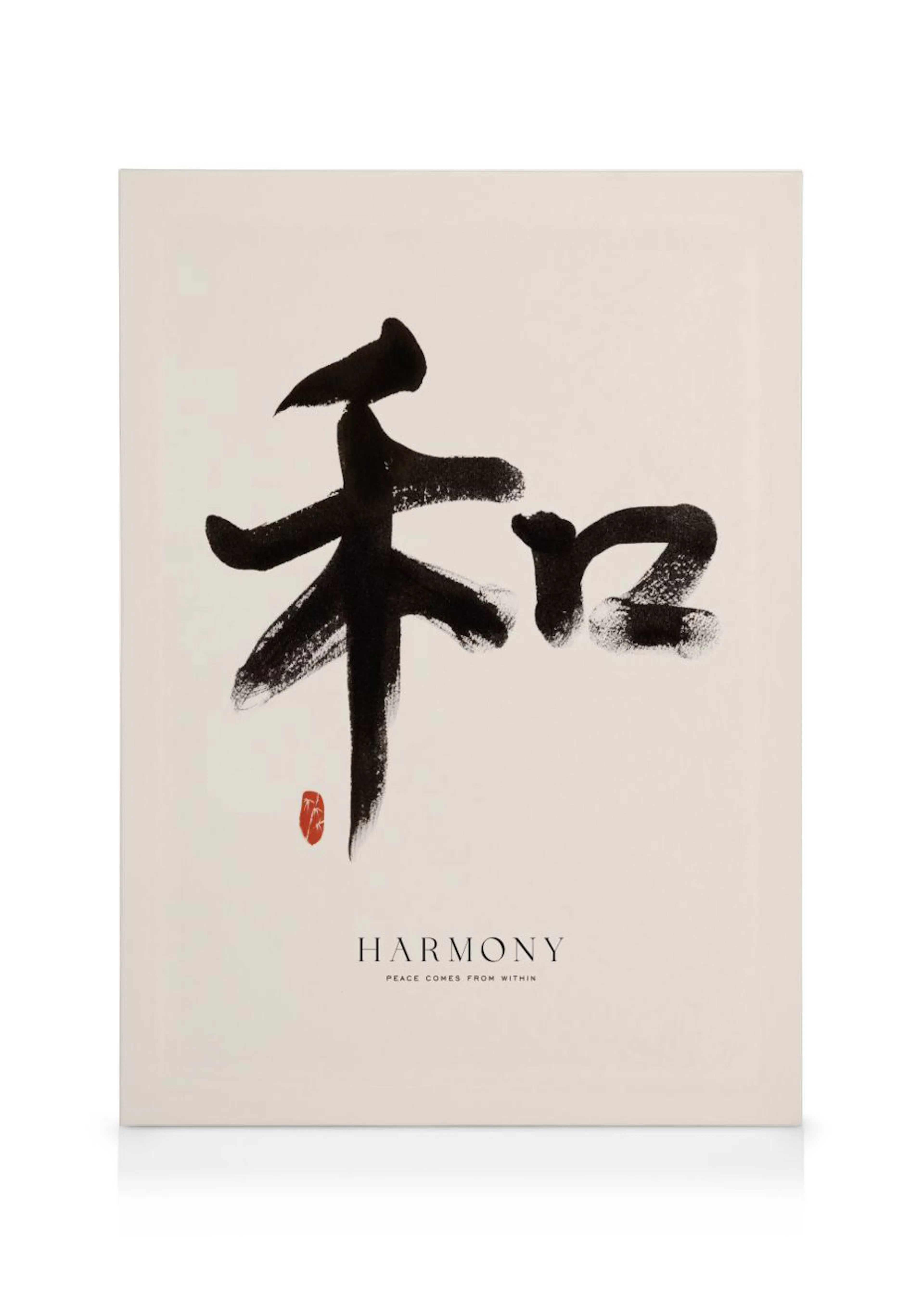 Canvas met zwarte kalligrafie voor Harmony, aangevuld met een rood zegel en de tekst Peace comes from within.
