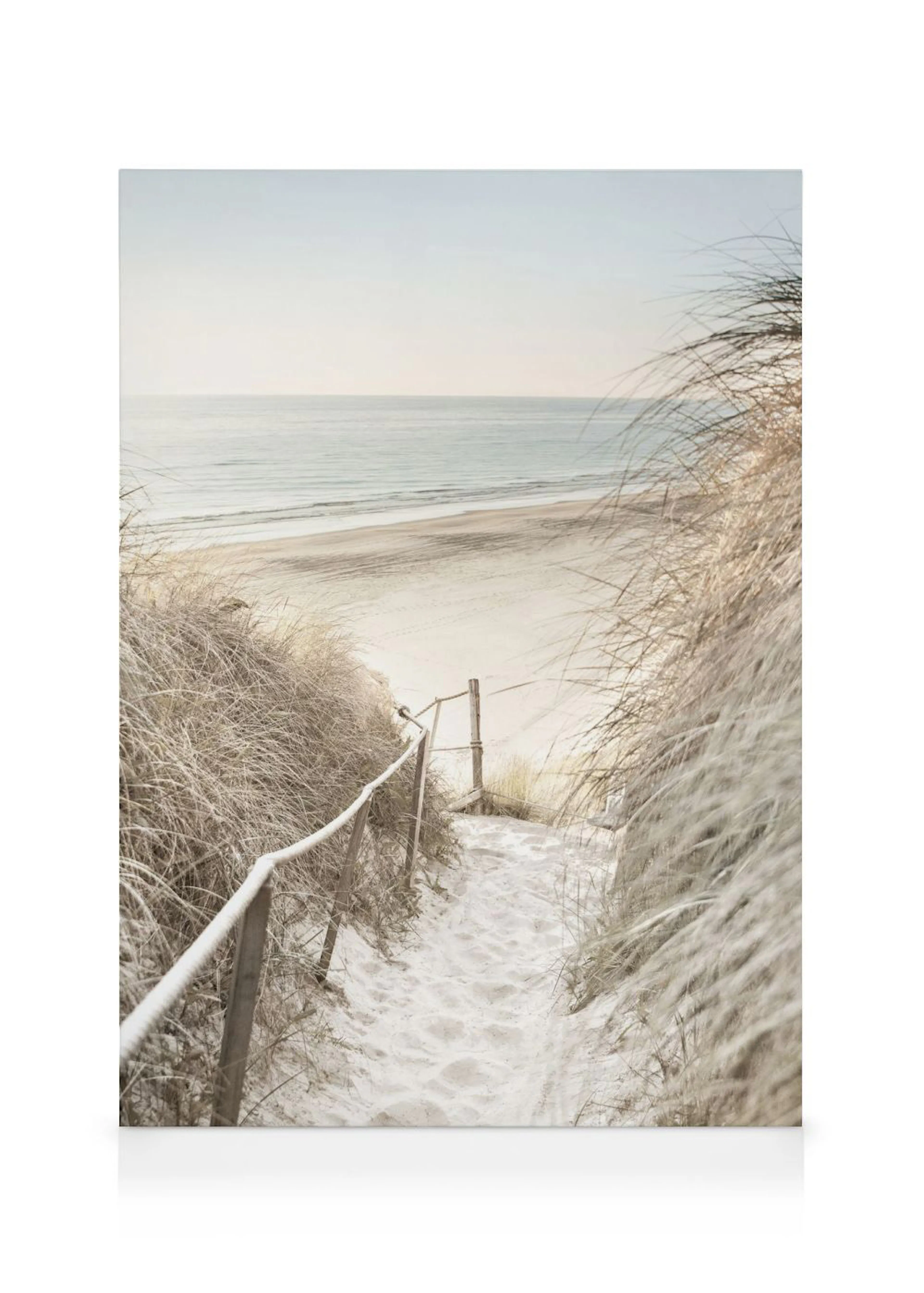 Canvas met een zandpad door duinen naar een rustig strand en kalme zee onder een lichte hemel.