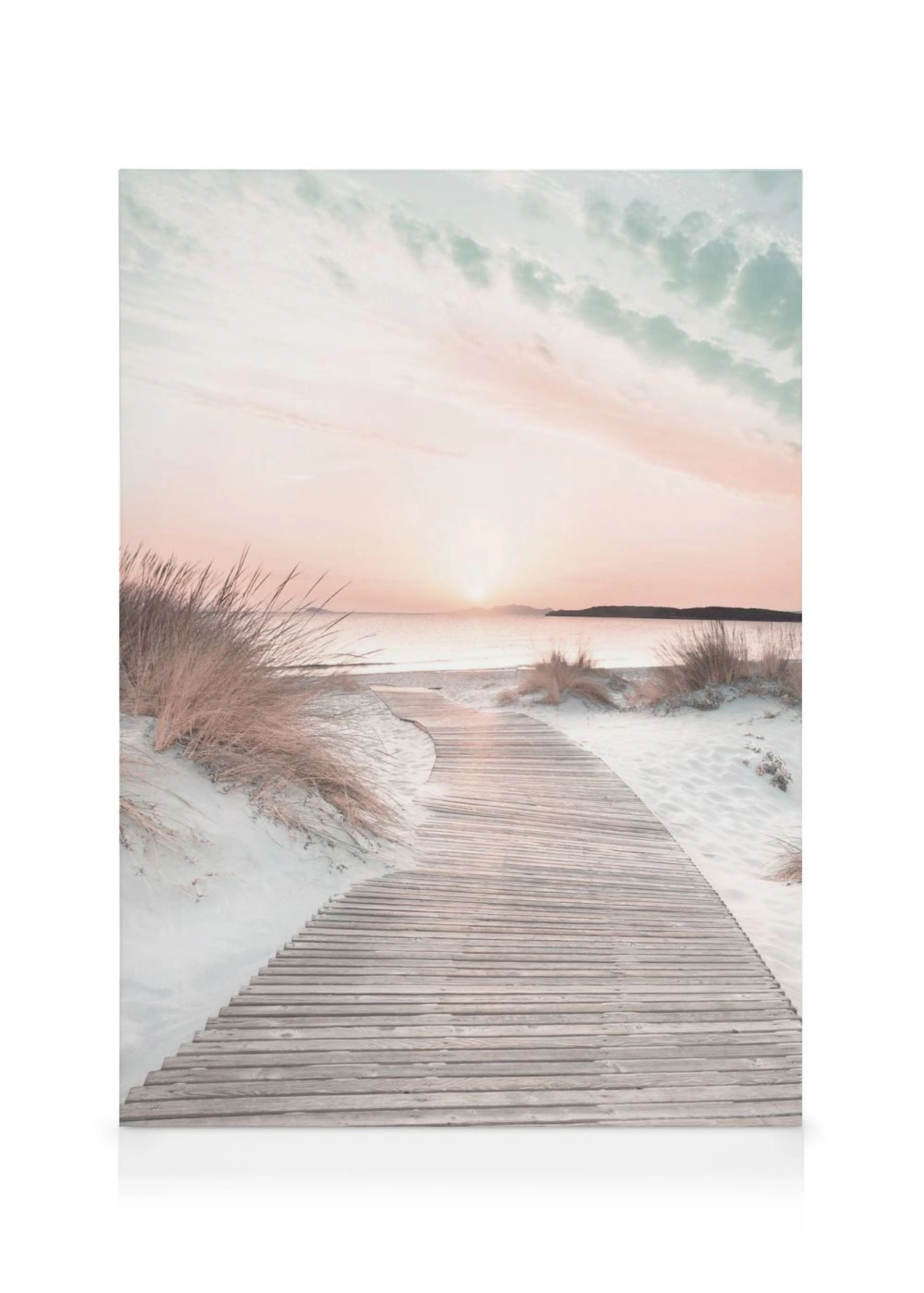 Lienzo de un camino de madera curvado entre dunas de arena blanca hacia el mar, con un cielo de atardecer rosado y verde.
