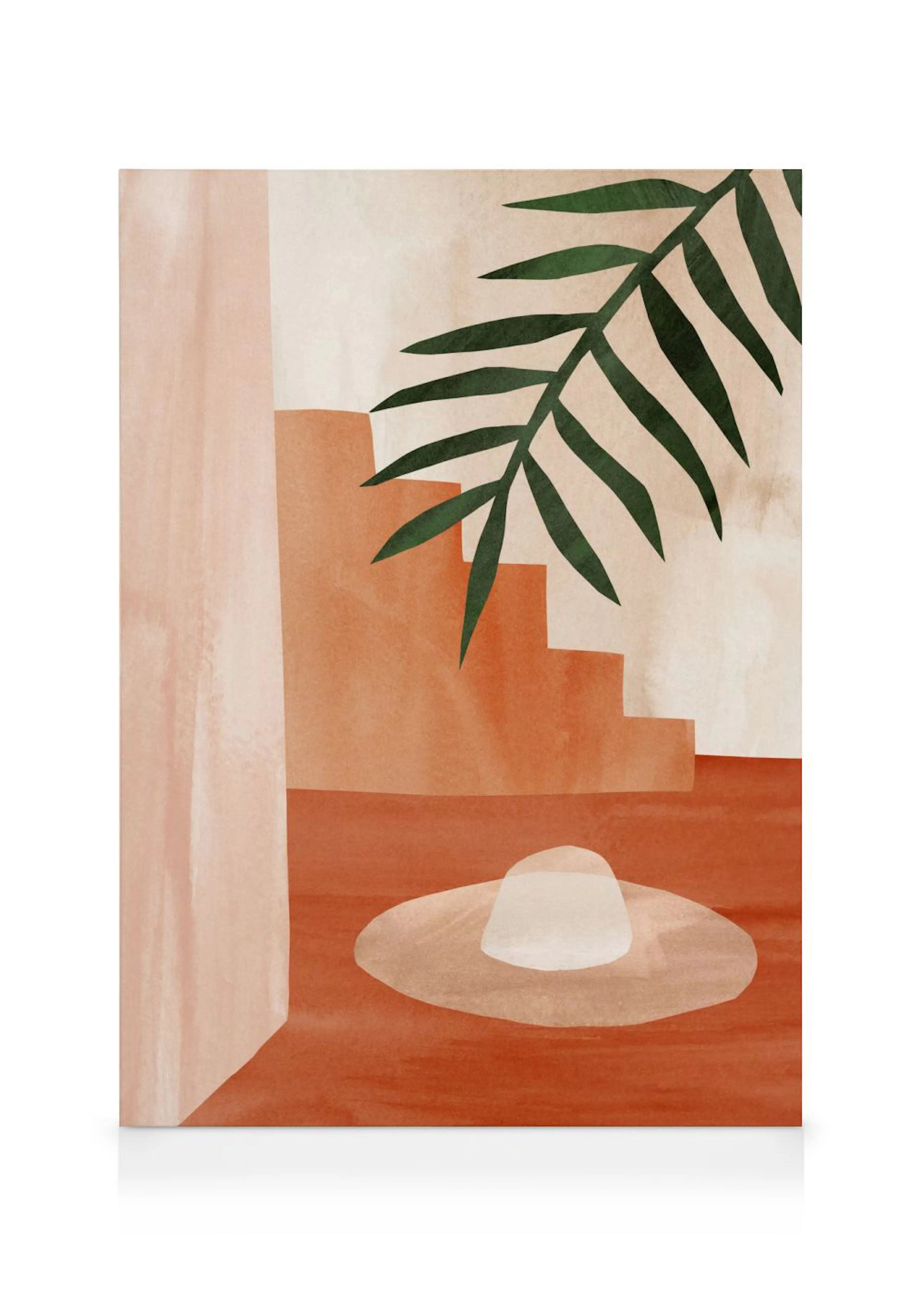 Et lærred med en abstrakt illustration af en palmegren, trapper og en hat i varme orange og beige nuancer.