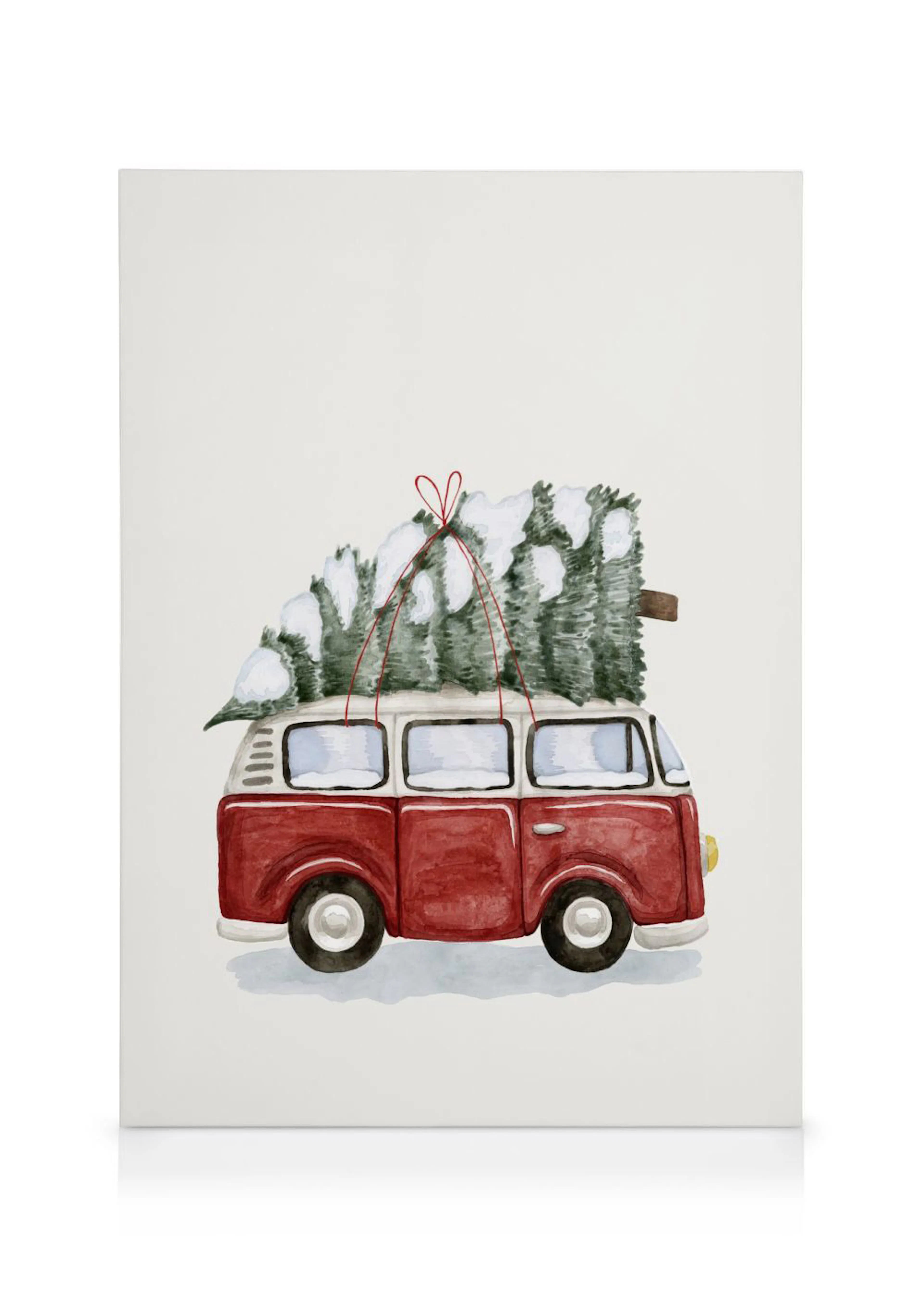 Leinwandbild mit einem roten VW Bus, der einen schneebedeckten Weihnachtsbaum auf dem Dach transportiert.