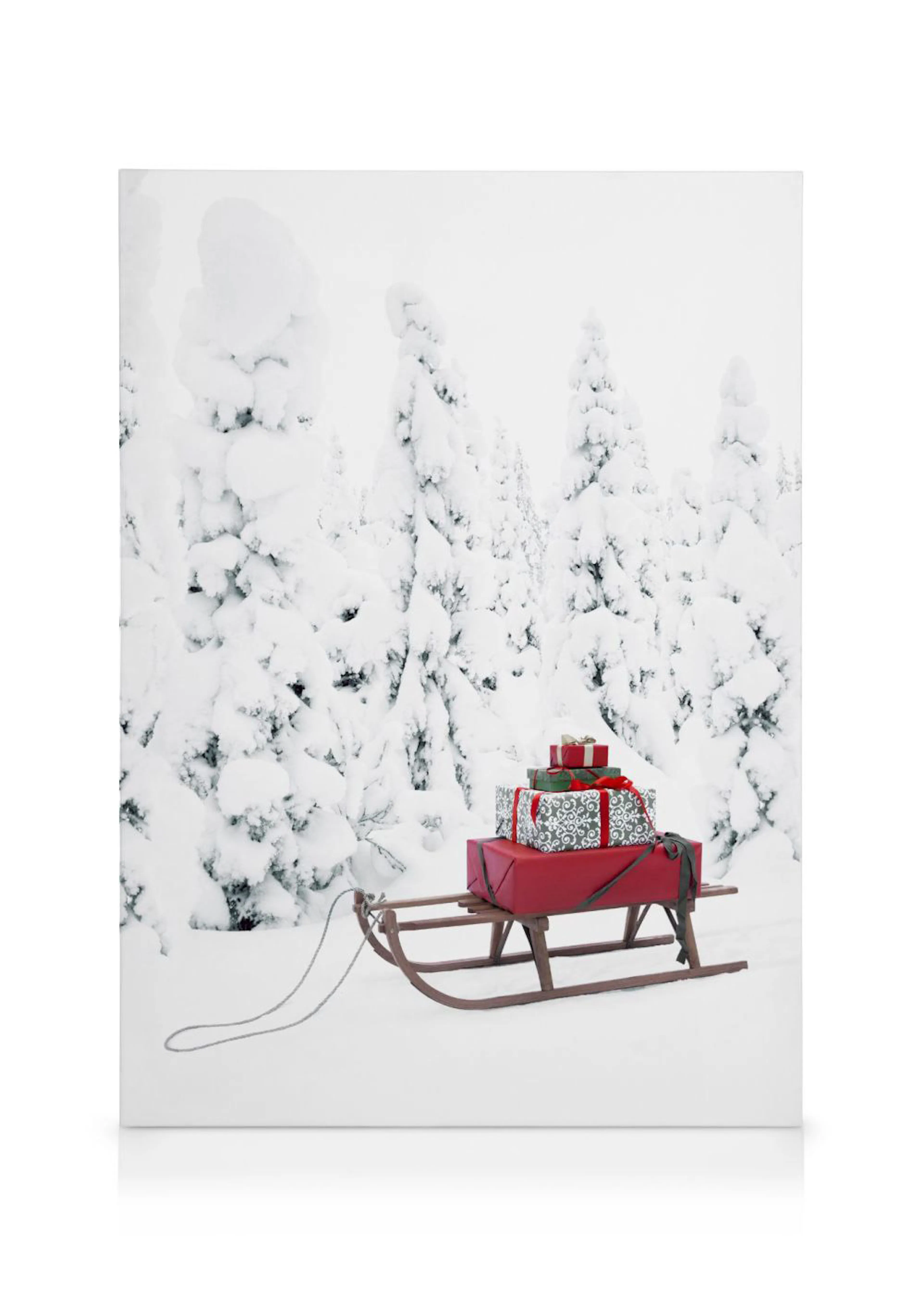 Une toile représentant un traîneau en bois rempli de cadeaux colorés dans un paysage enneigé avec des sapins.
