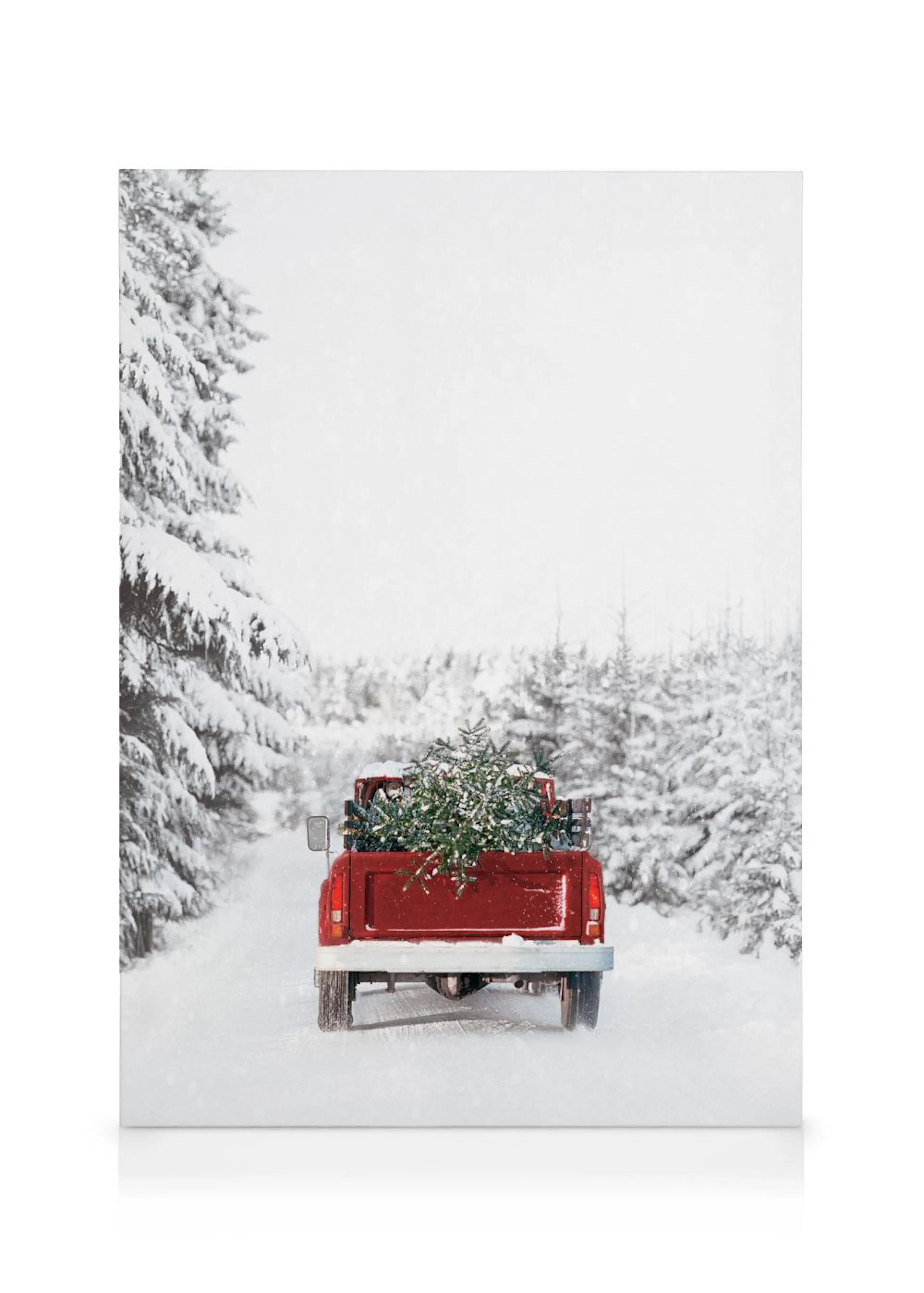 Leinwandbild eines roten Pick-ups mit Weihnachtsbäumen auf einem verschneiten Waldweg.