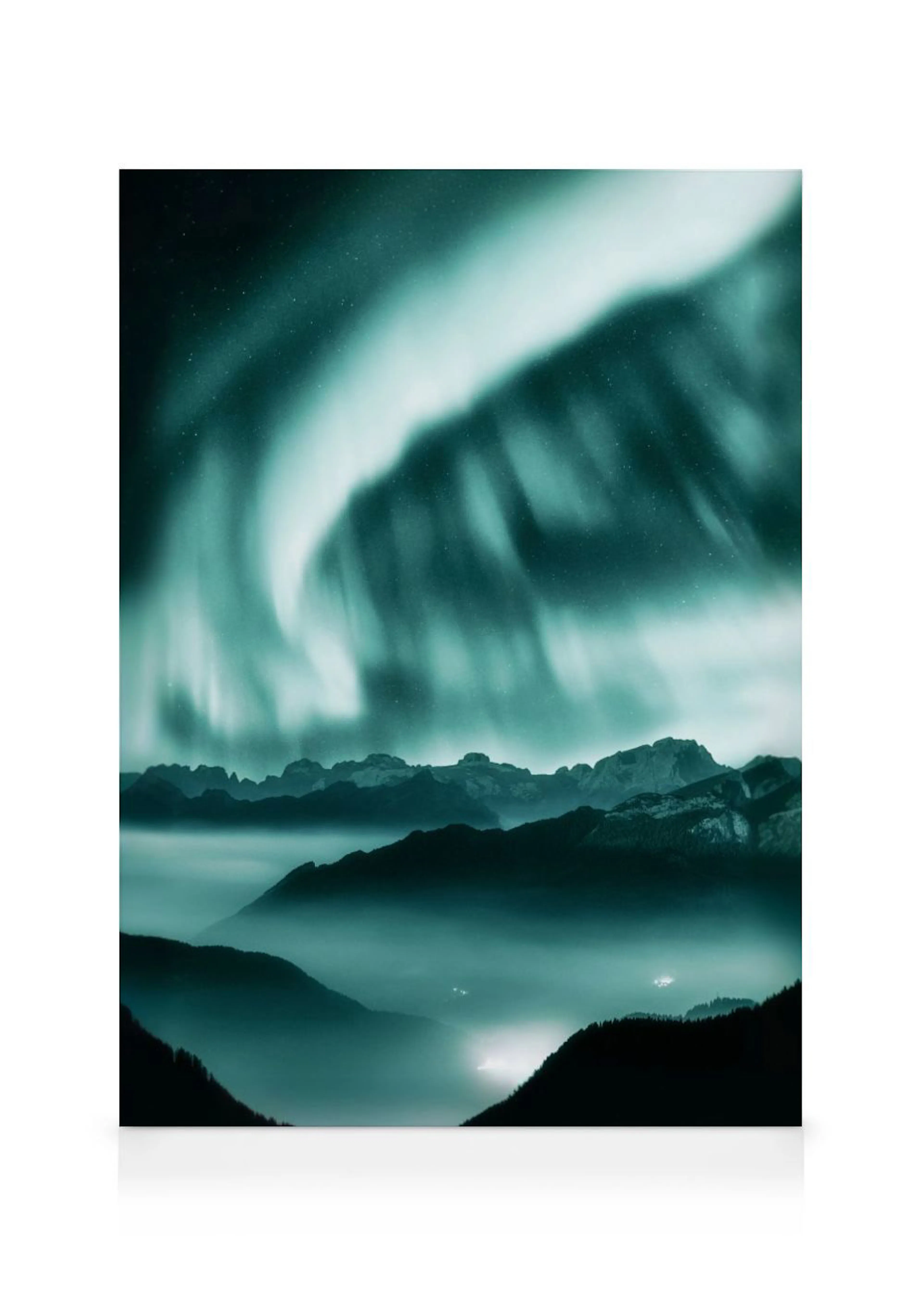 Stampa su tela con aurora boreale verde-azzurra e cielo stellato su un paesaggio montano nebbioso.