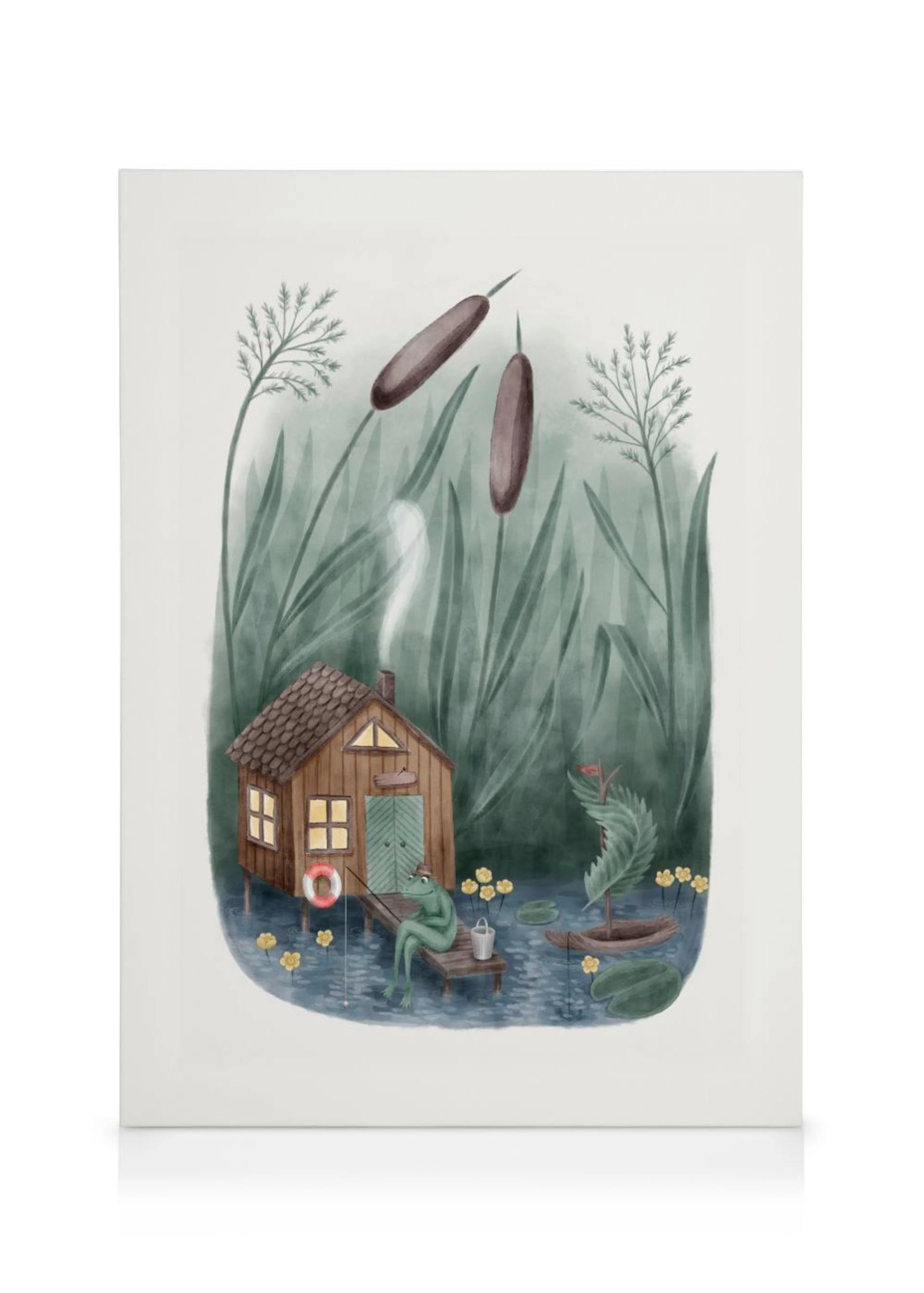 Ein Leinwandbild mit einem grasgrünen Frosch, der vor einem Holzhaus auf einem Steg angelt, umgeben von Schilf und Teichrosen.