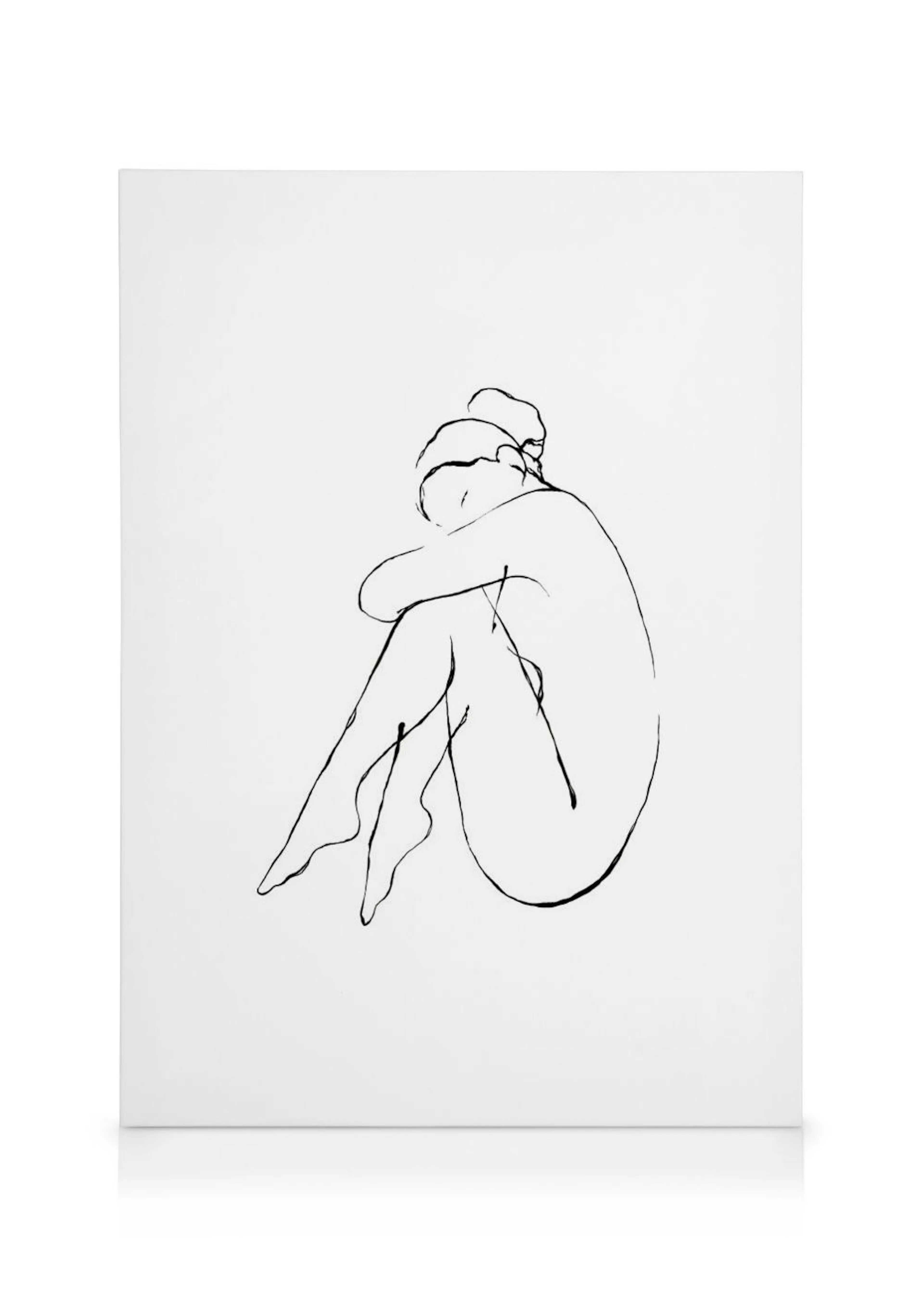 Toile dune silhouette féminine assise, aux genoux repliés, dessinée en lignes noires minimalistes sur fond blanc.