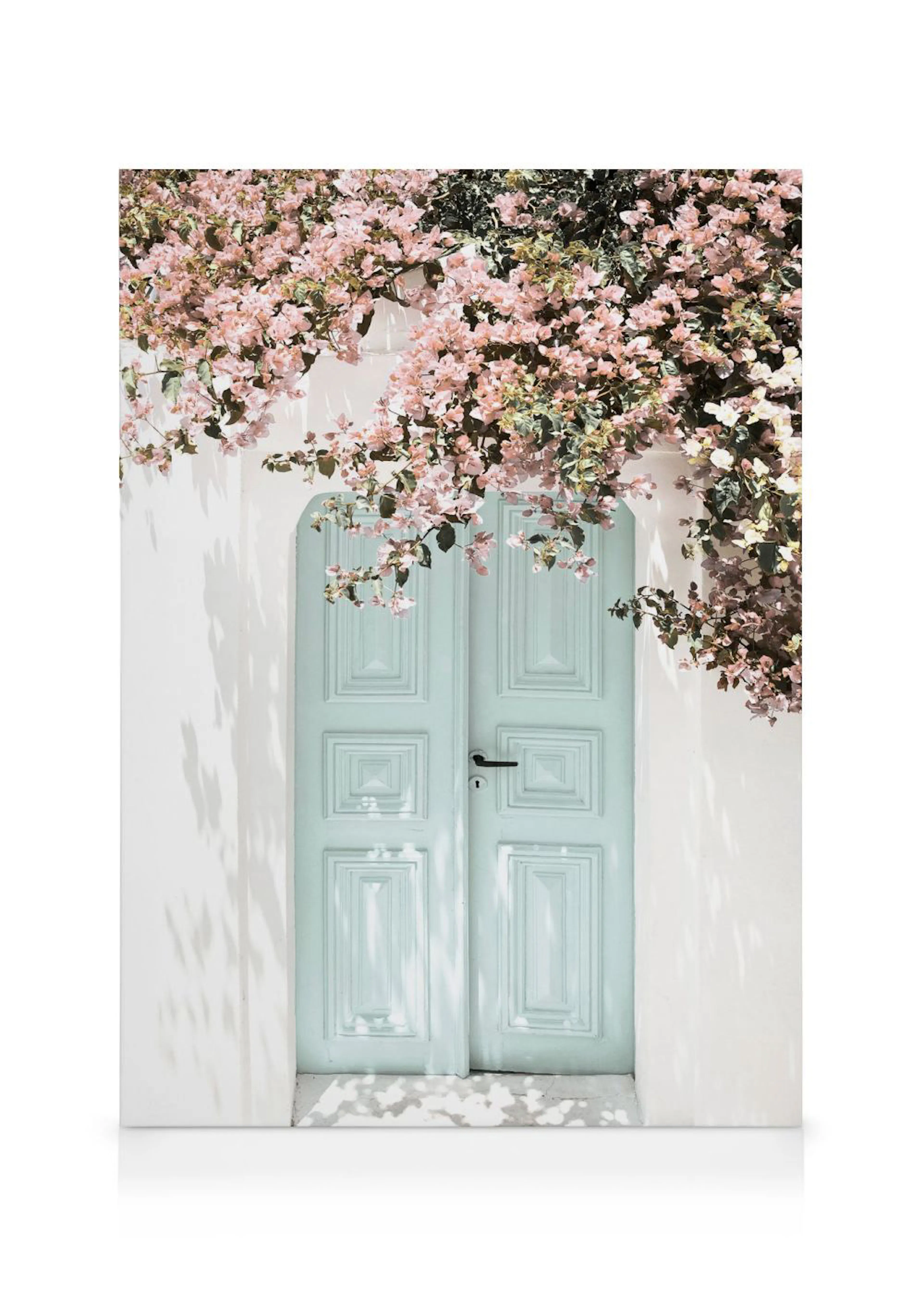 Canvas van een mintgroene deur in een witte muur, omringd door roze bloesemranken.