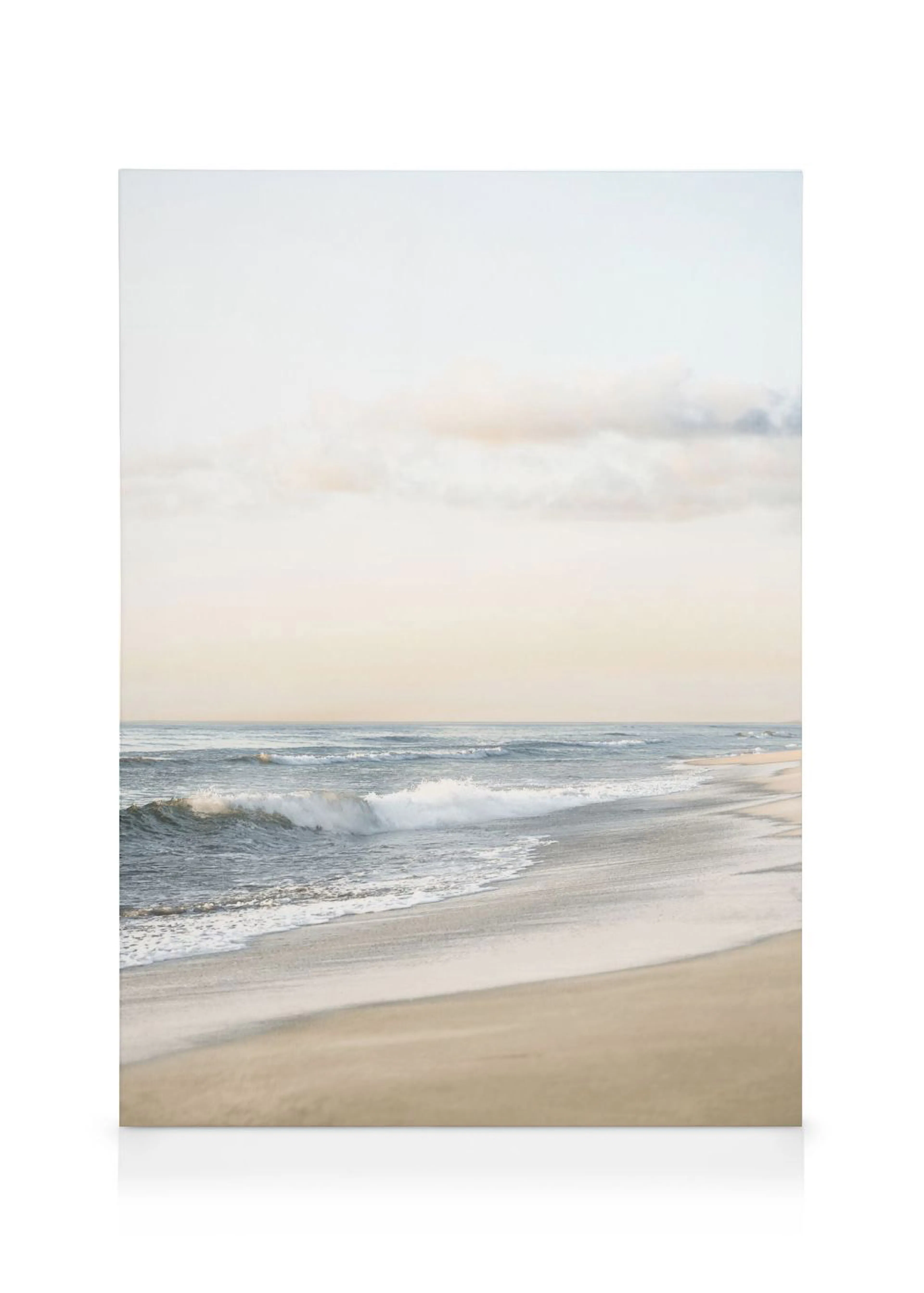 Een canvas van een rustig strand met zachte golven die het zand raken onder een kalme, lichte hemel.