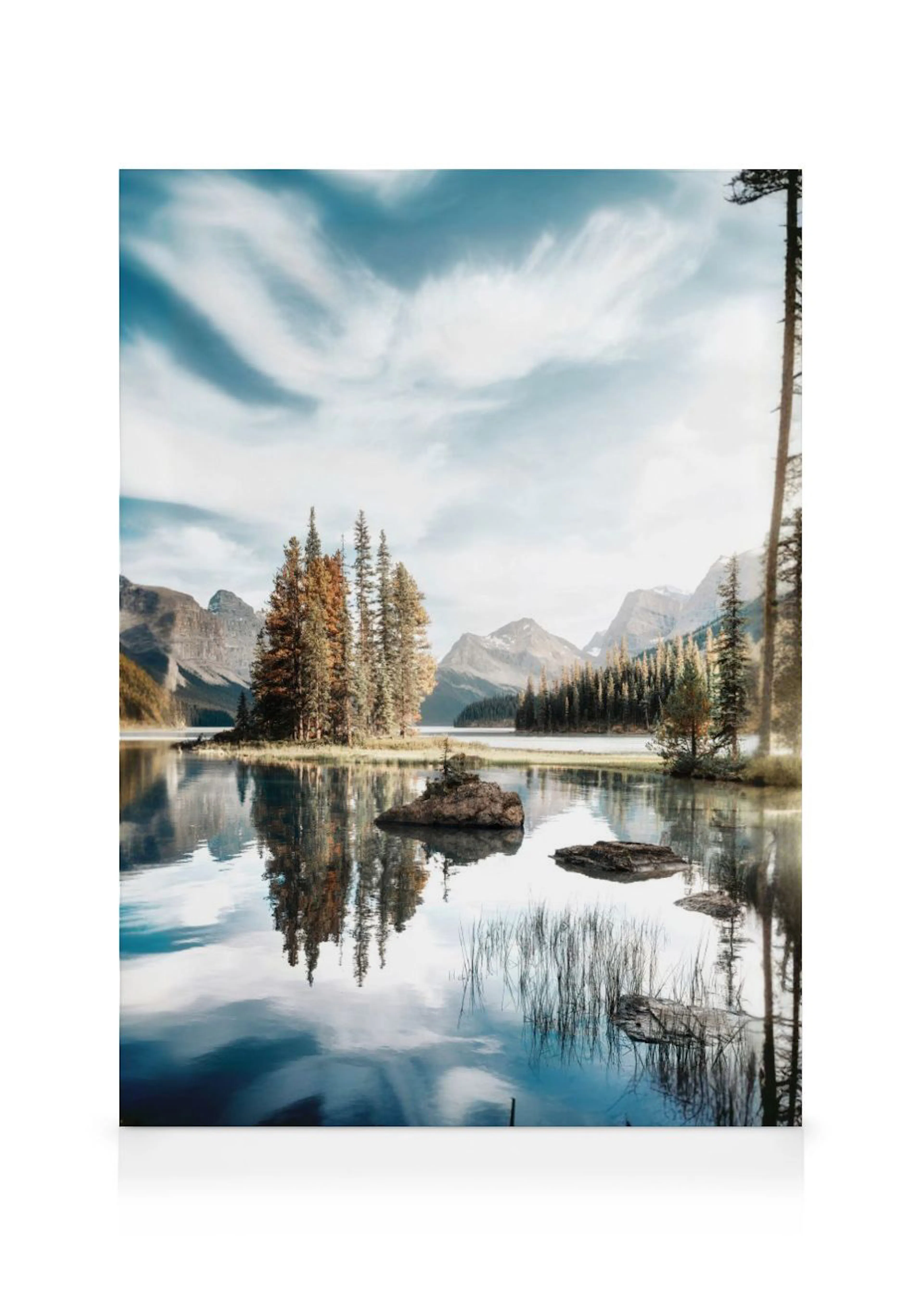 Leinwandbild mit einer malerischen Berglandschaft, einem See mit bewaldeten Inseln und Spiegelungen im Wasser.