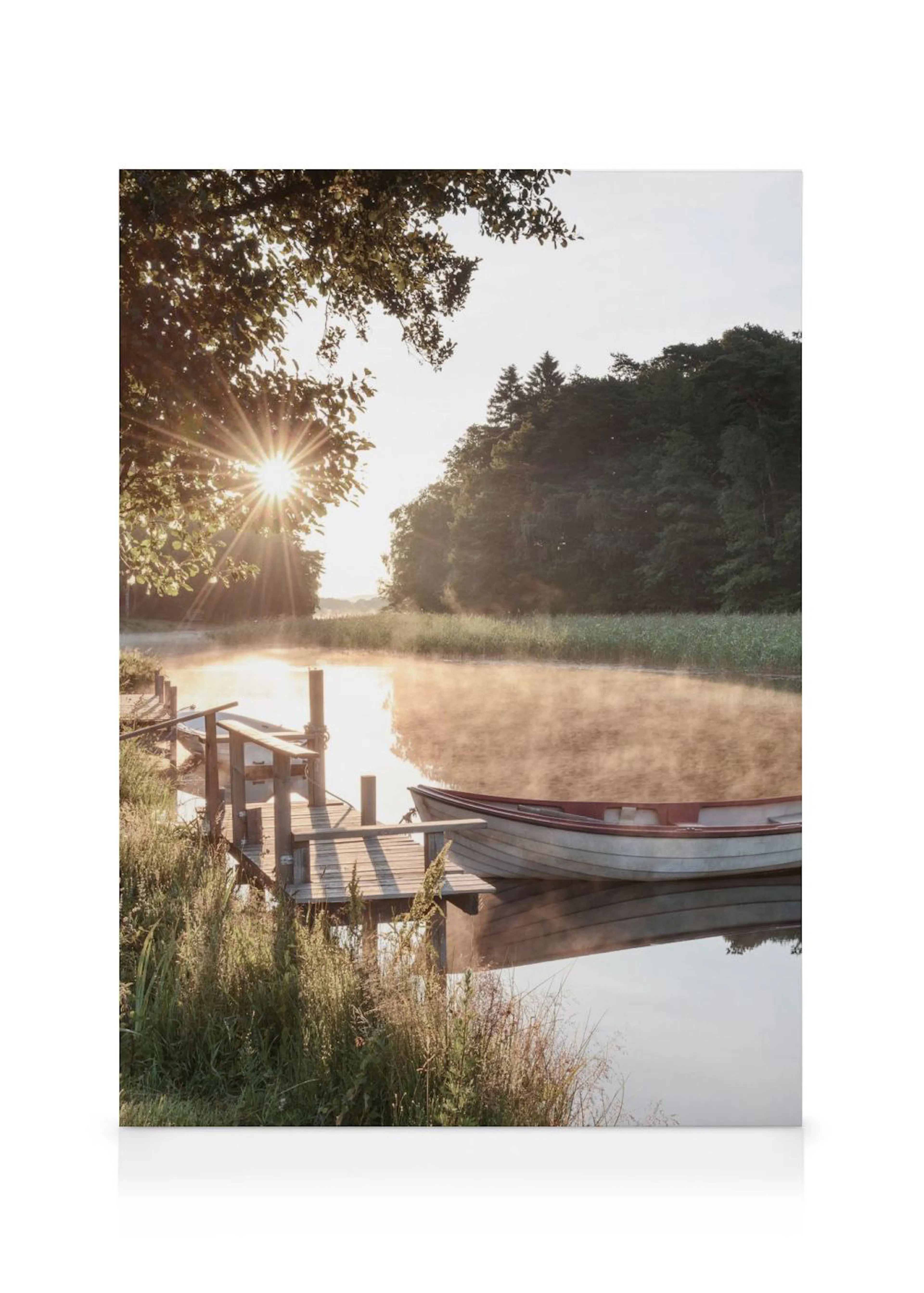 Toile dun lac brumeux au lever du soleil, avec un bateau amarré à un ponton en bois.