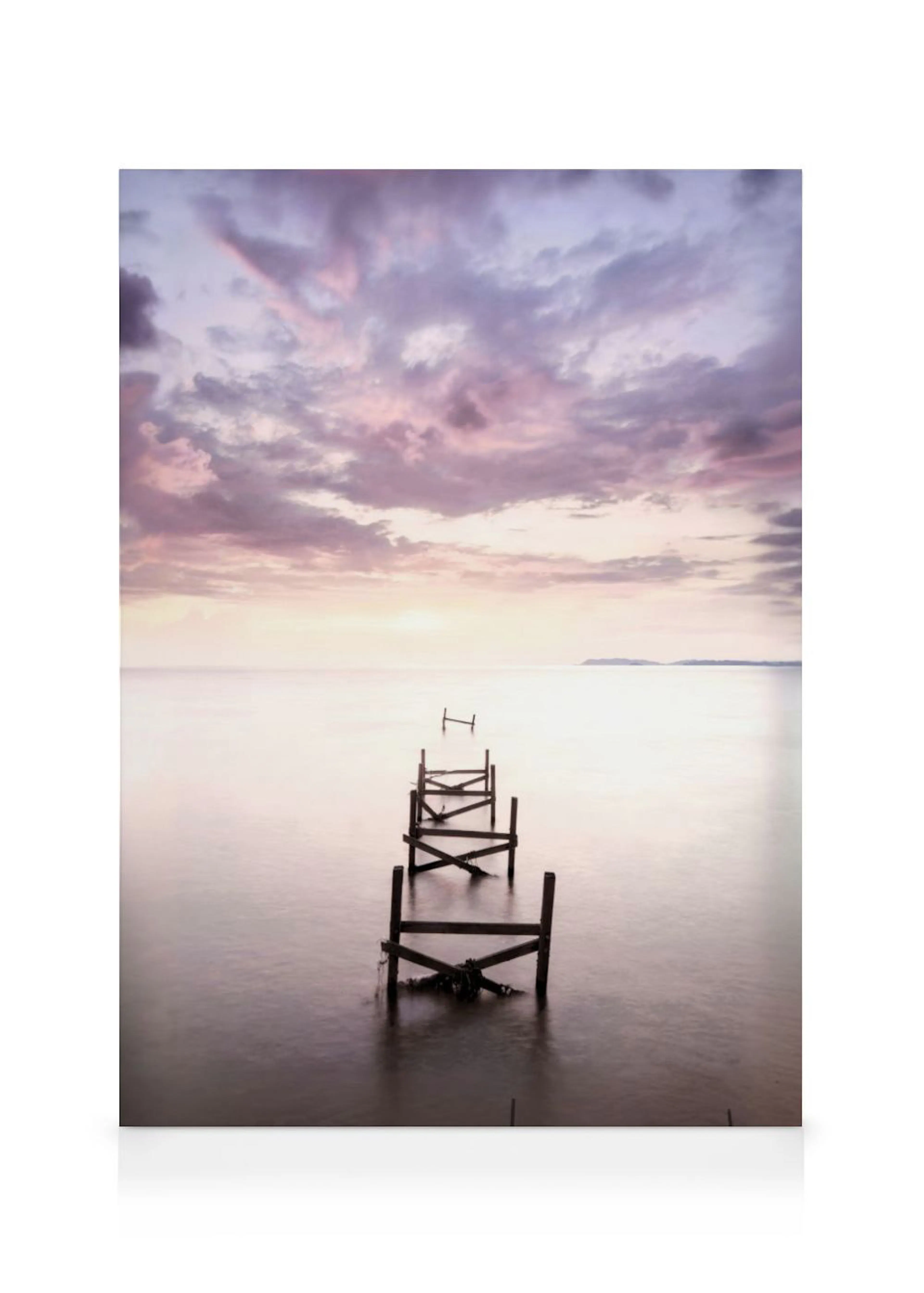 Toile dun ponton en ruine dans une mer calme sous un ciel nuageux aux teintes pastel.