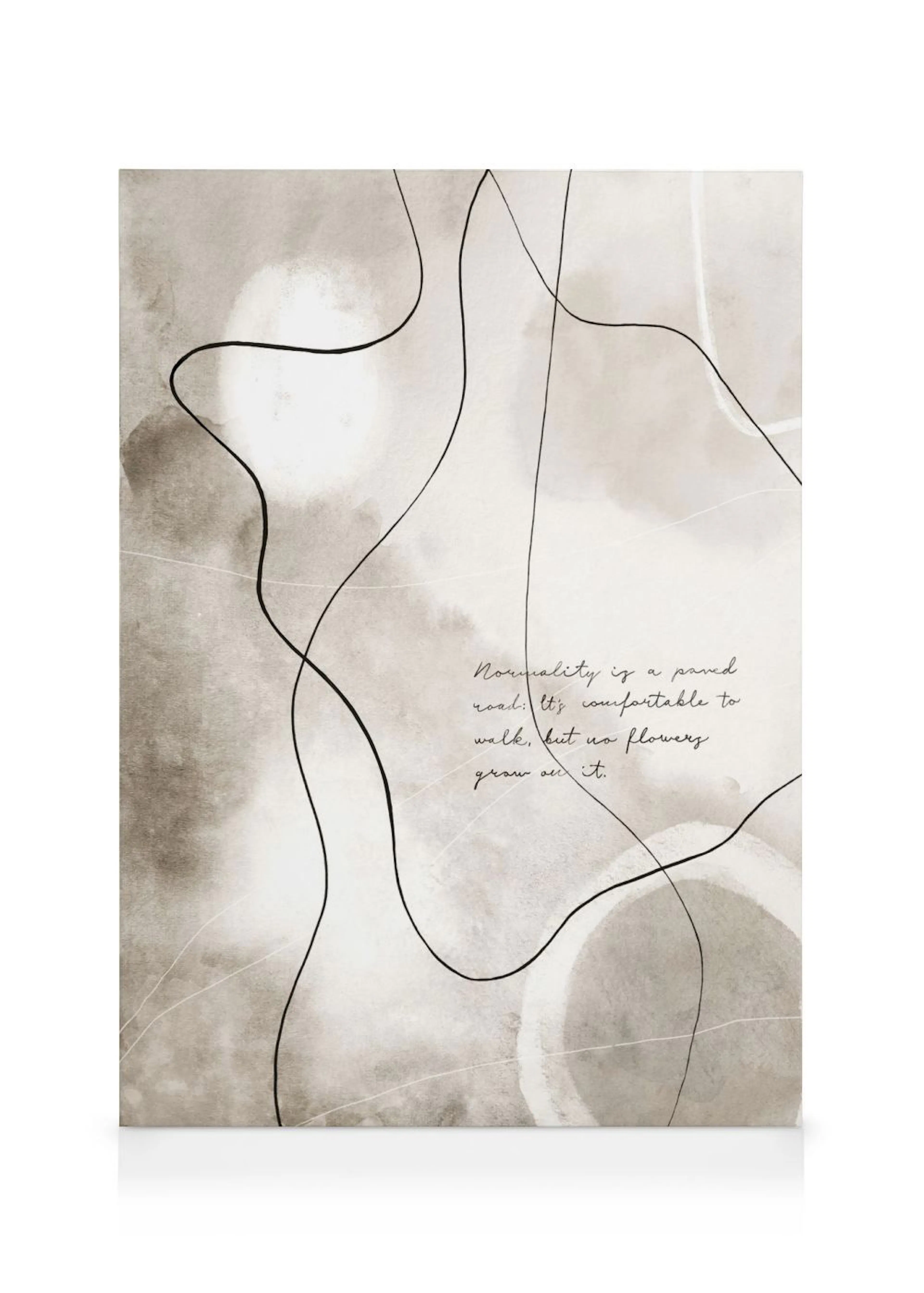 Lærred med en abstrakt illustration i beige og brune toner med sorte linjer og teksten Normality is a paved road. It’s comfortab