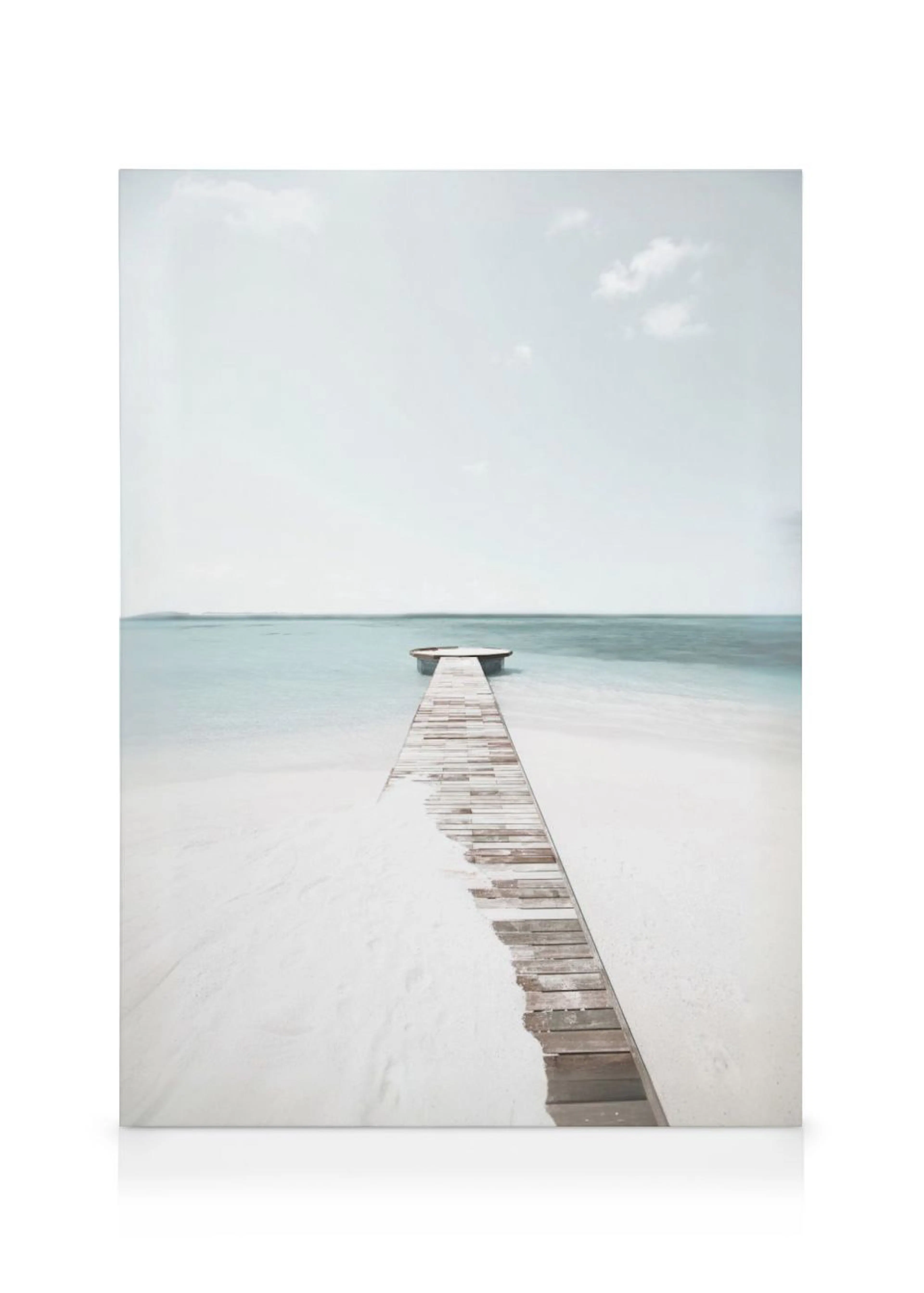 Stampa su tela di un lungo pontile in legno che si estende su una spiaggia di sabbia bianca verso un mare turchese.