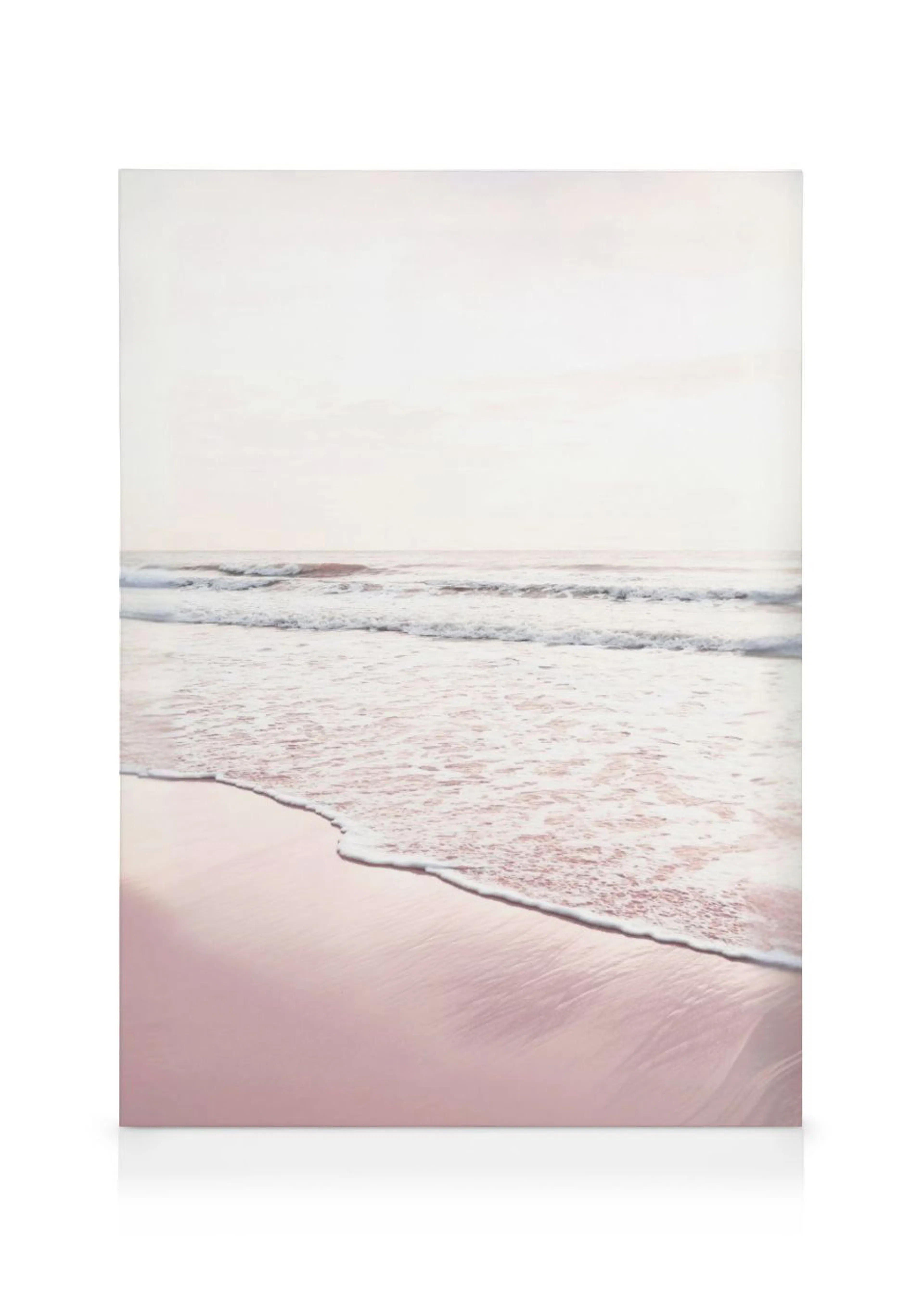 Lerretsbilde av en pastellrosa strand med hvite bølger som skyller inn over sanden under en lys himmel.
