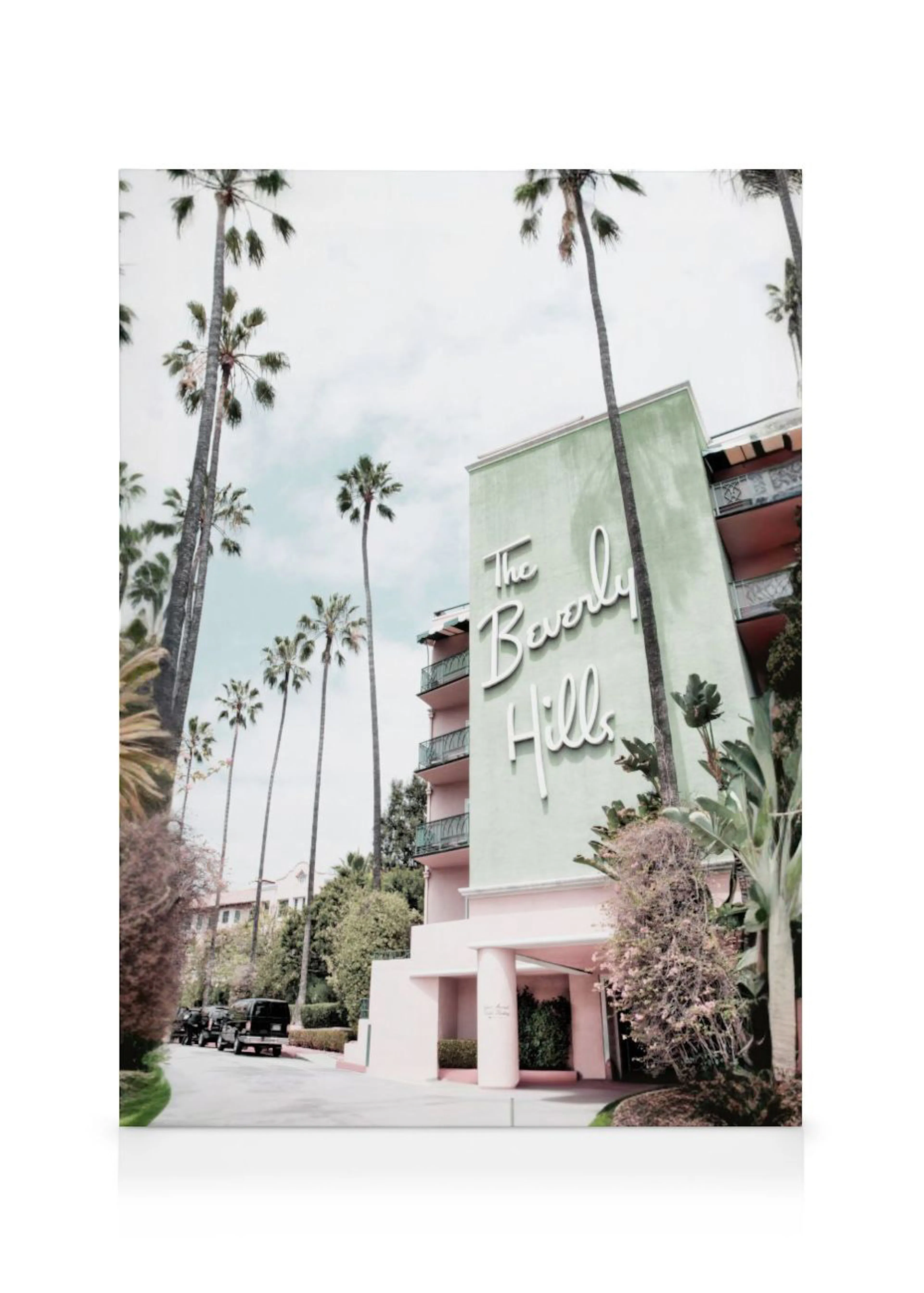 Obraz na płótnie przedstawiający pastelowy hotel Beverly Hills z palmami na tle błękitnego nieba.
