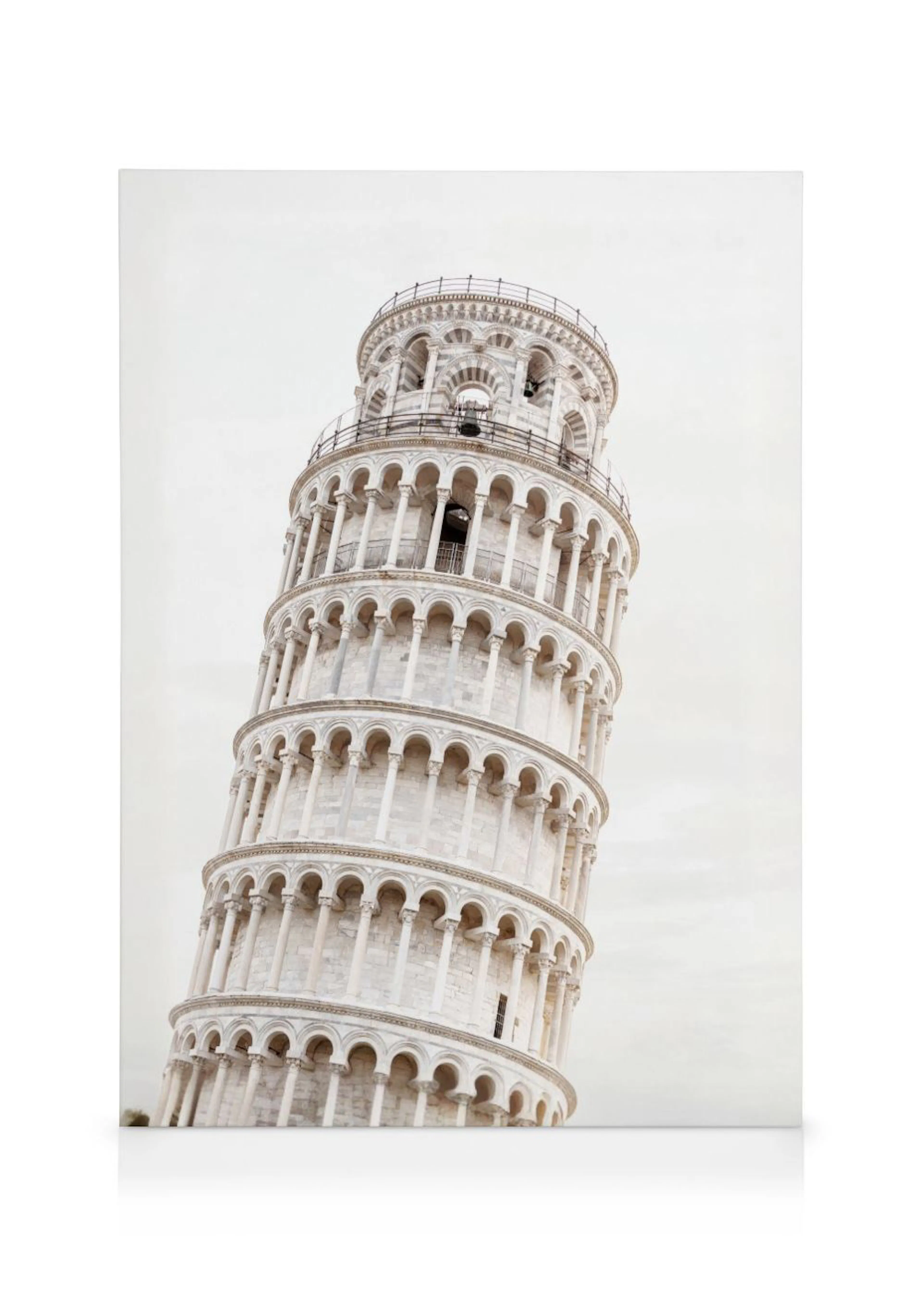 Toile de la tour penchée de Pise en Italie, avec ses arcades et colonnes blanches sous un ciel pâle.