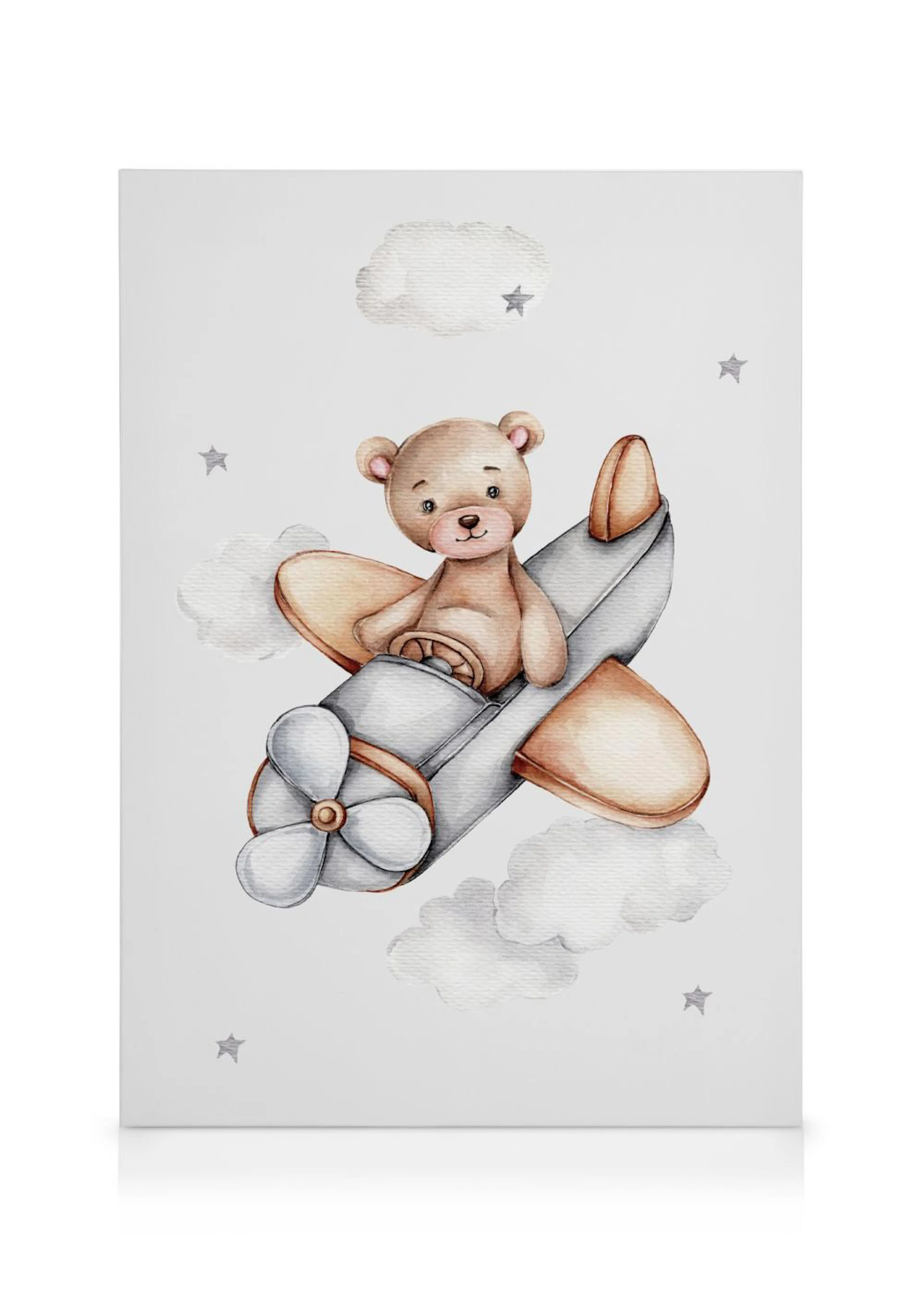 Toile pour enfant avec un ours en peluche marron clair dans un avion gris et marron, entouré de nuages et détoiles.