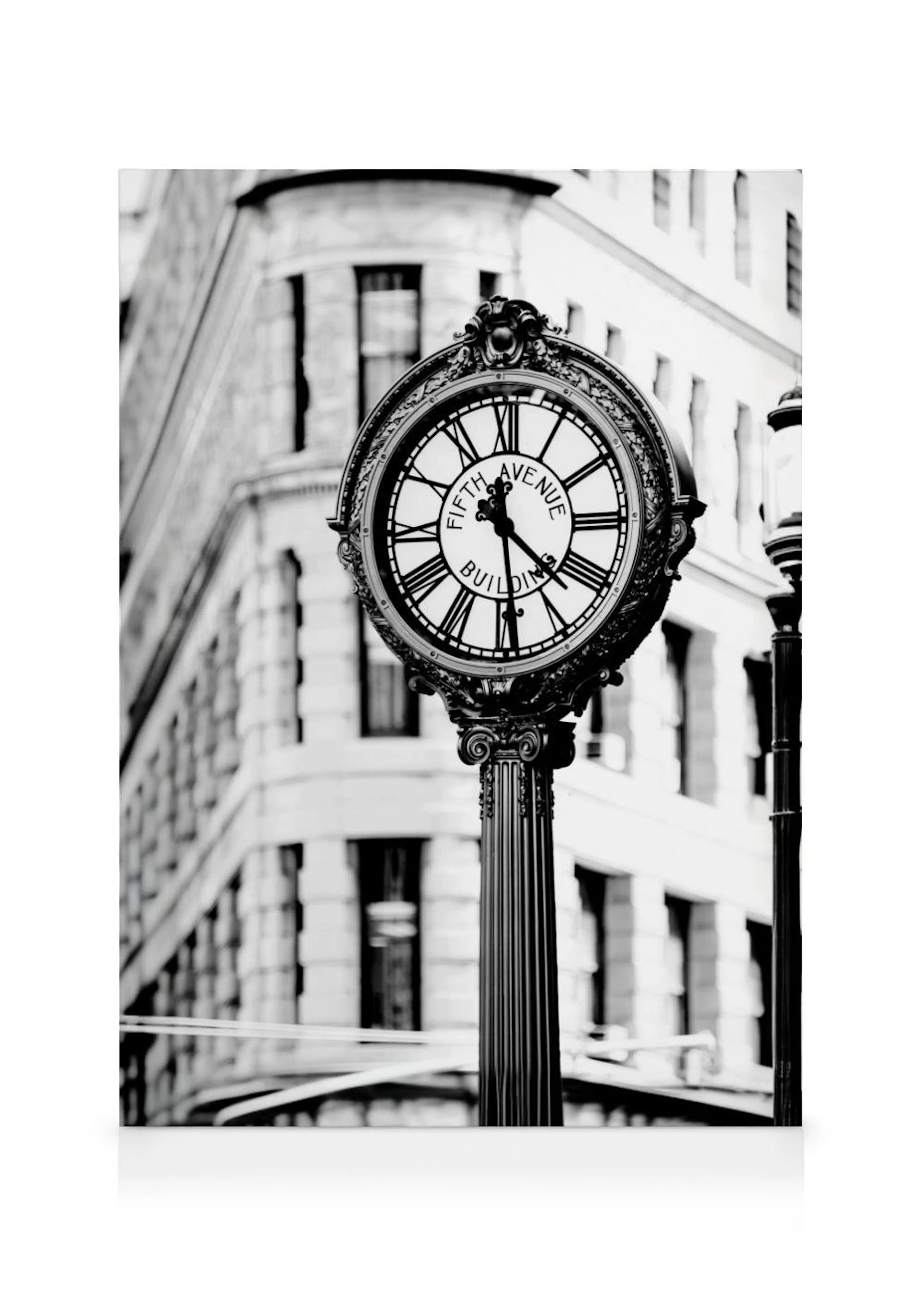 Černobílý obraz na plátně s pouličními hodinami Fifth Avenue Building v New Yorku.