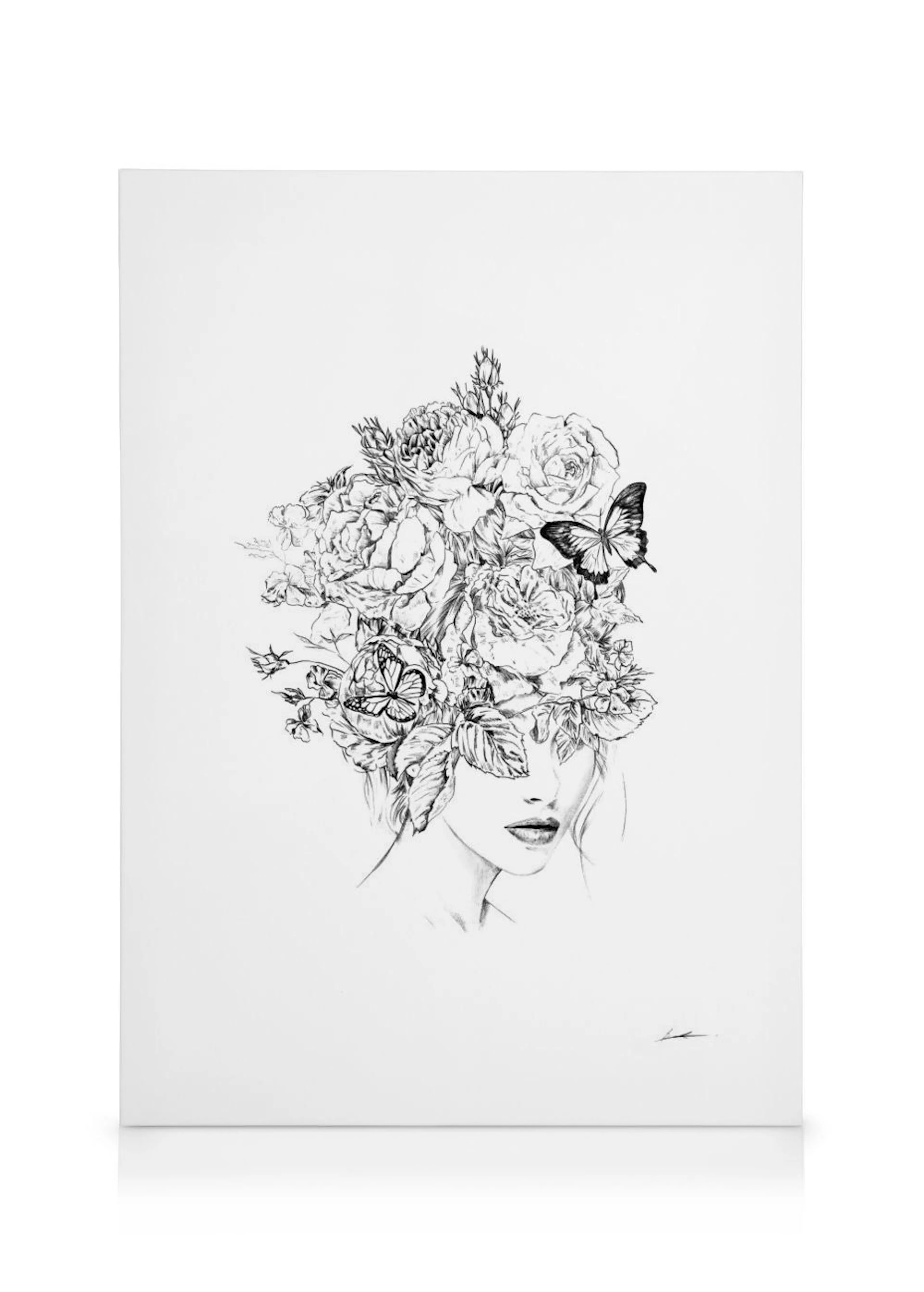 Toile représentant une femme aux yeux cachés par un chapeau de fleurs et papillons, en noir et blanc.
