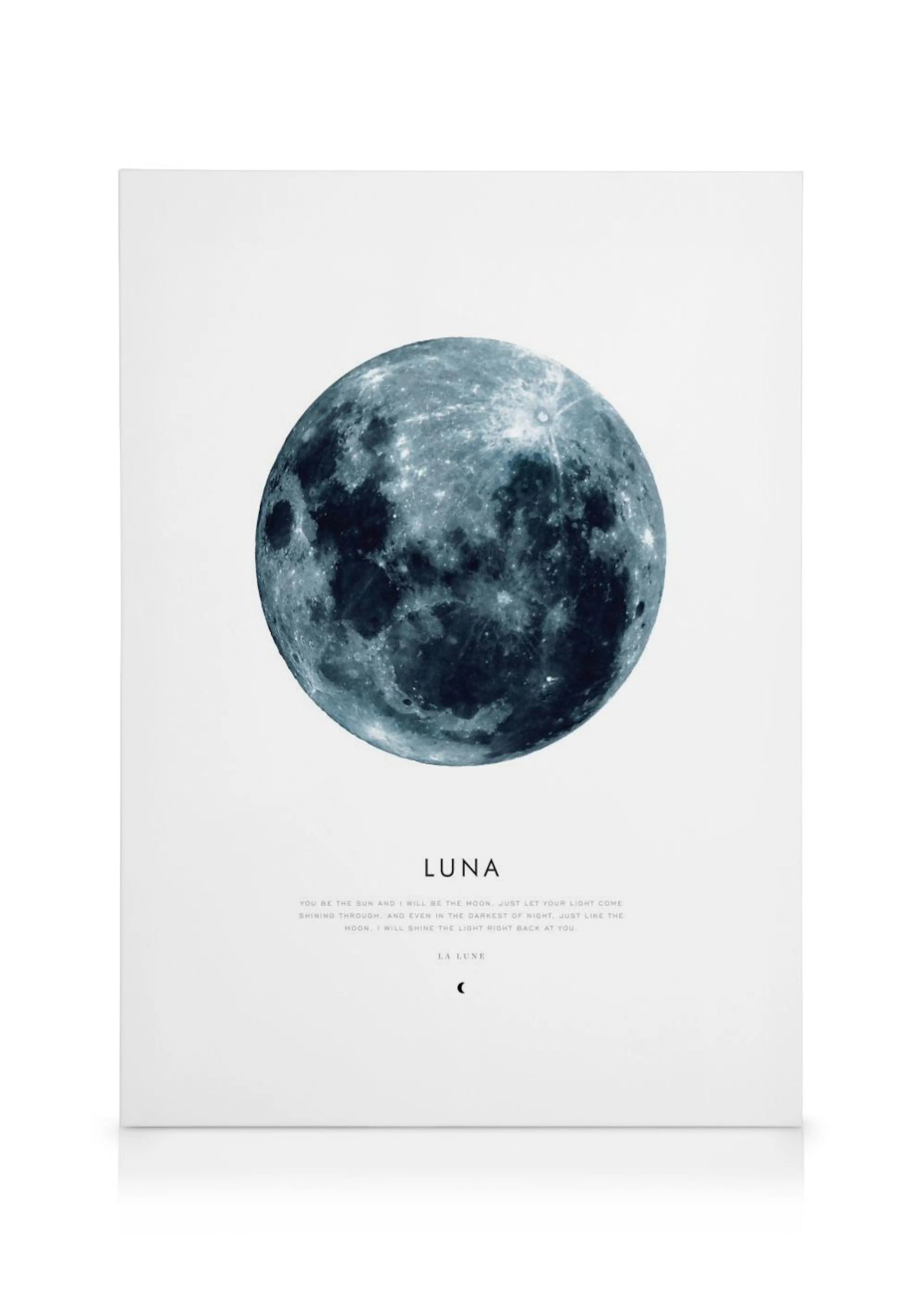Stampa su tela con luna grigio-blu dettagliata e testo motivazionale LUNA in nero su sfondo bianco.